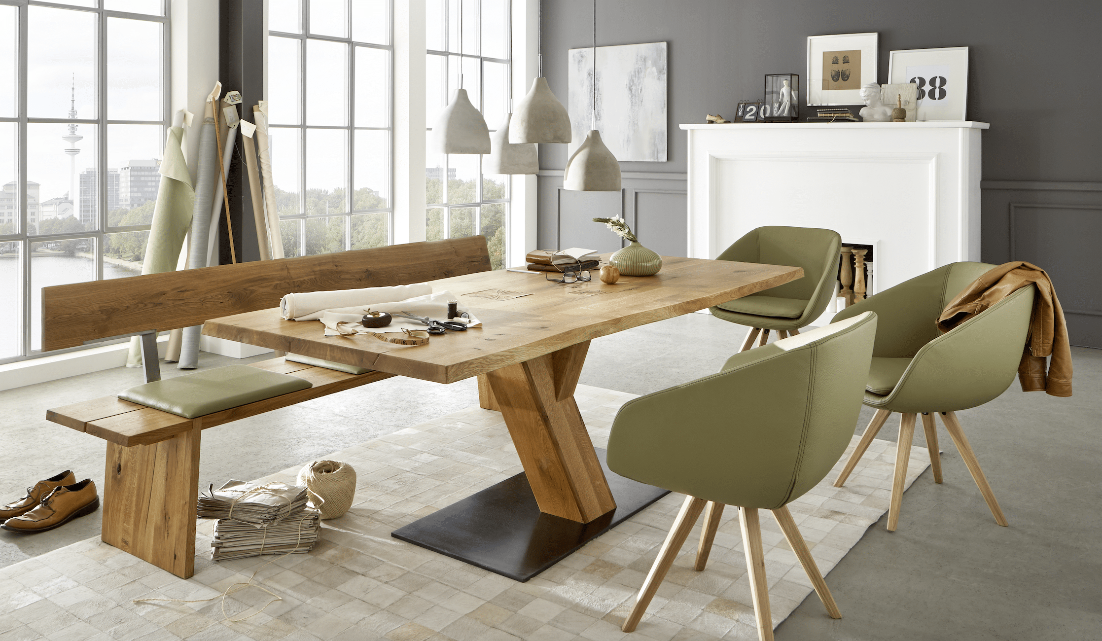 WOHNHAUS Grill & Ronacher zeigt ein modern, rustikales Esszimmer mit großem Tisch, einer Sitzbank, sowie 3 Stühlen von Wimmer Wohnkollektionen.