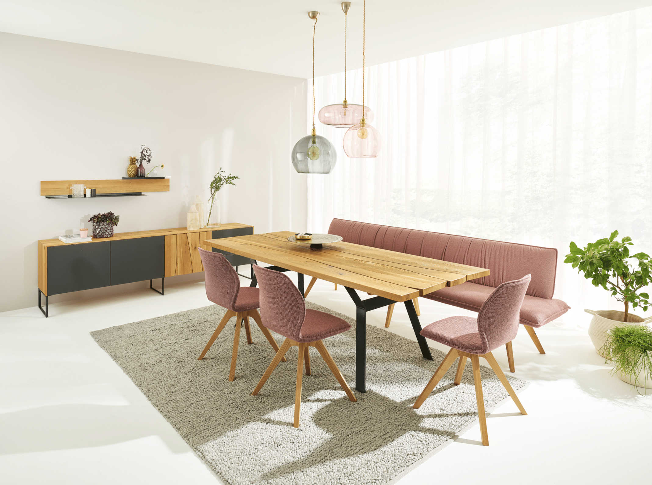 WOHNHAUS Grill & Ronacher zeigt eine moderne Essgruppe von ANREI, bestehend aus einem Esstisch aus dem Holz der Asteiche, sowie dazupassendes Sideboard samt Wandboard und freiliegender Teppich.