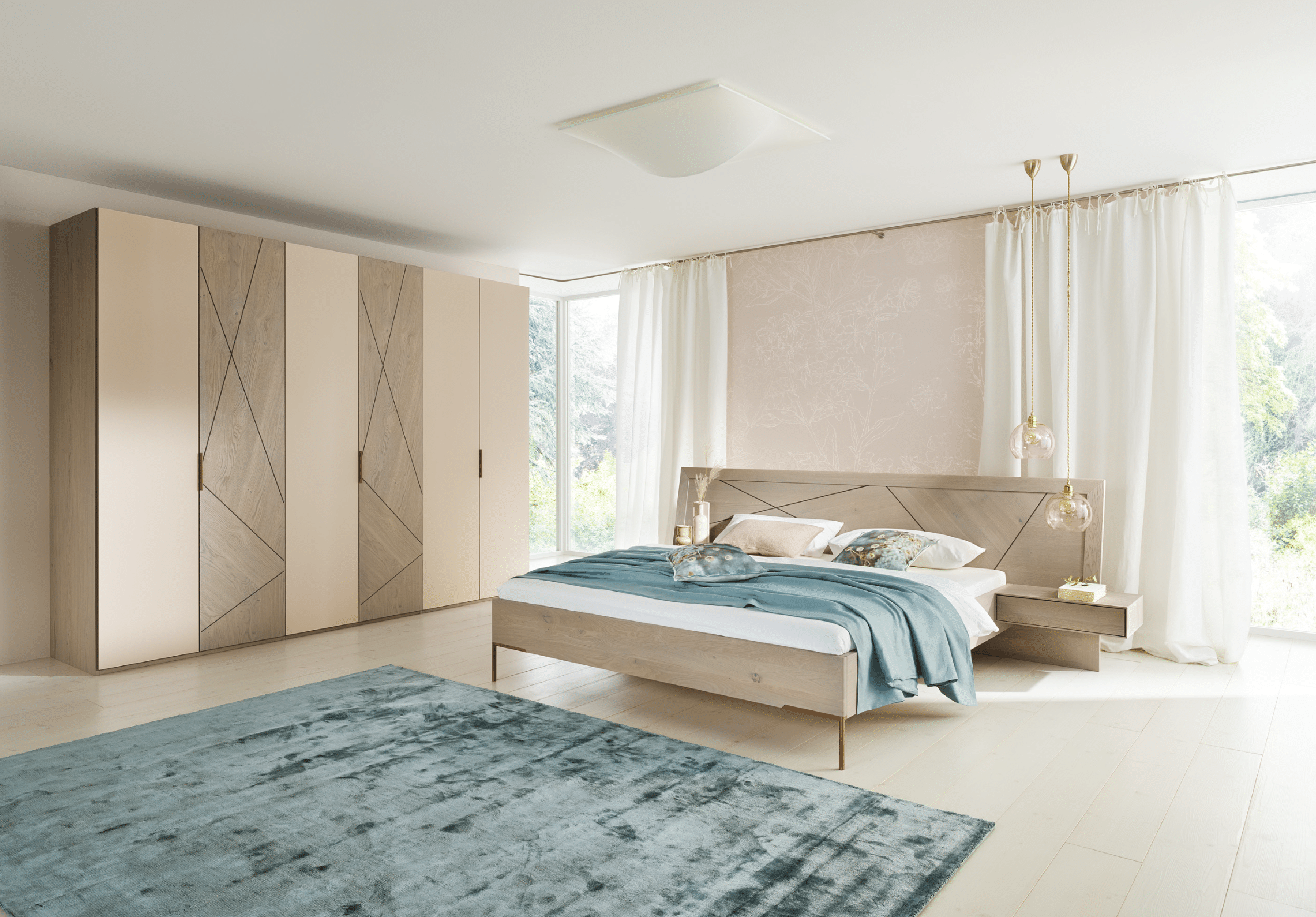 WOHNHAUS Grill & Ronacher zeigt ein modernes Schlafzimmer mit einem Doppelbett aus dem Holz der Asteiche mit grauen Einlegearbeiten und dazupassendem Kleiderschrank.