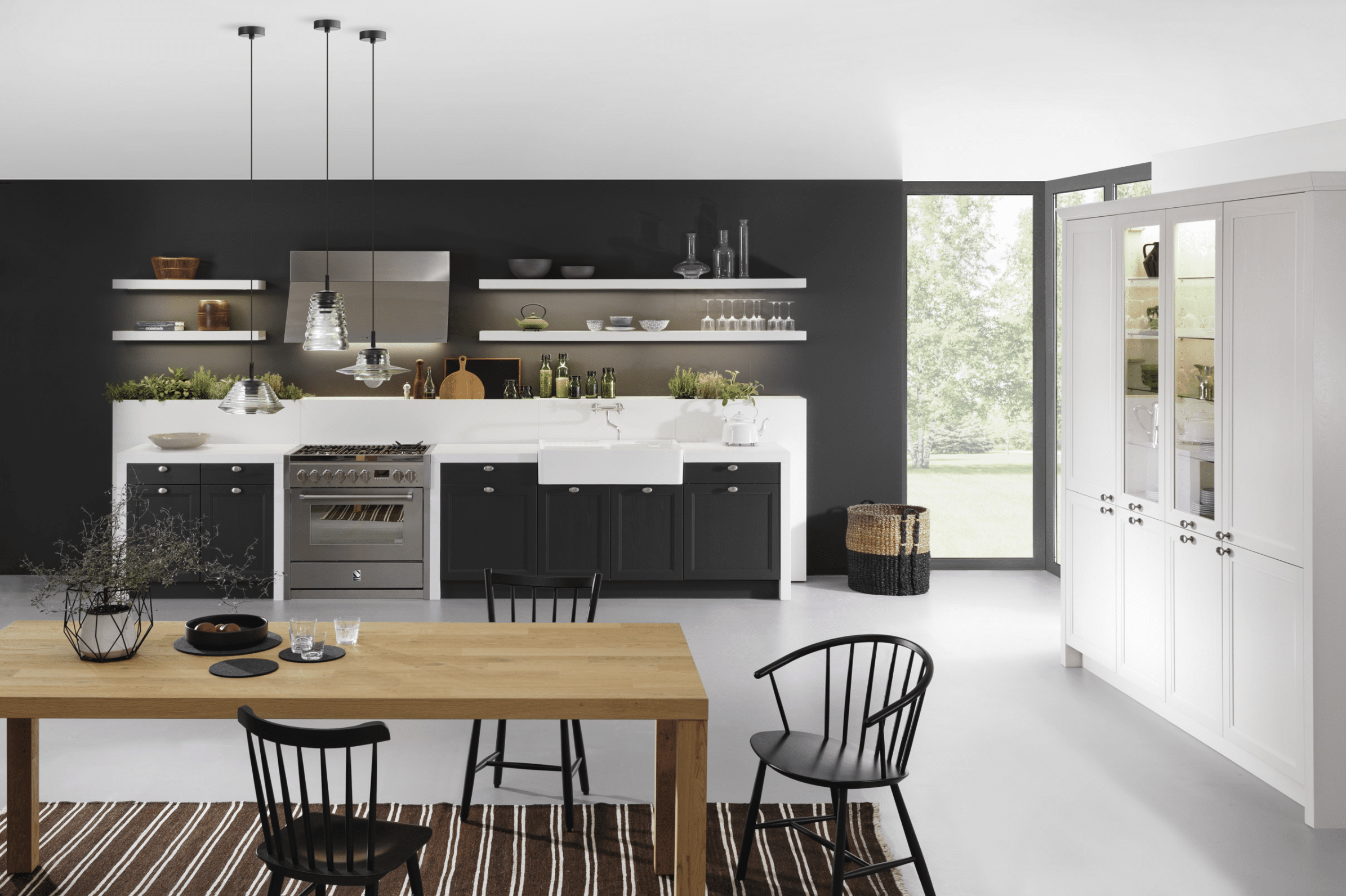 WOHNHAUS Grill & Ronacher zeigt eine moderne Landhausküche von LEICHT Küchen mit Wandzeile und schönem Essbereich im Vordergrund.