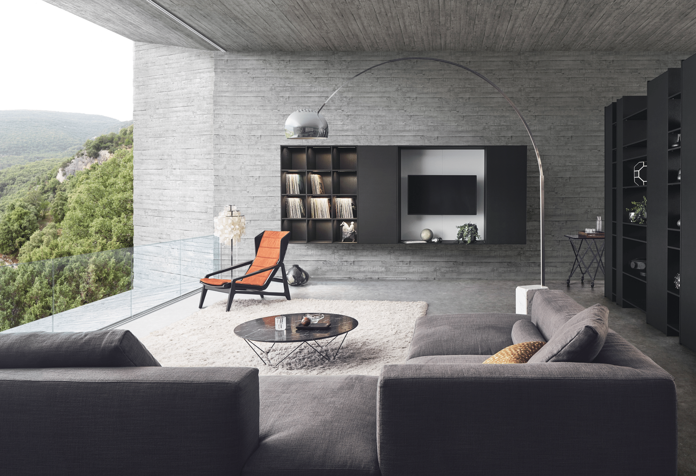 WOHNHAUS Grill & Ronacher zeigt ein Wohnzimmer von LEICHT Küche in dunklem Holz mit Wandboard und freistehendem Raumtrenner.