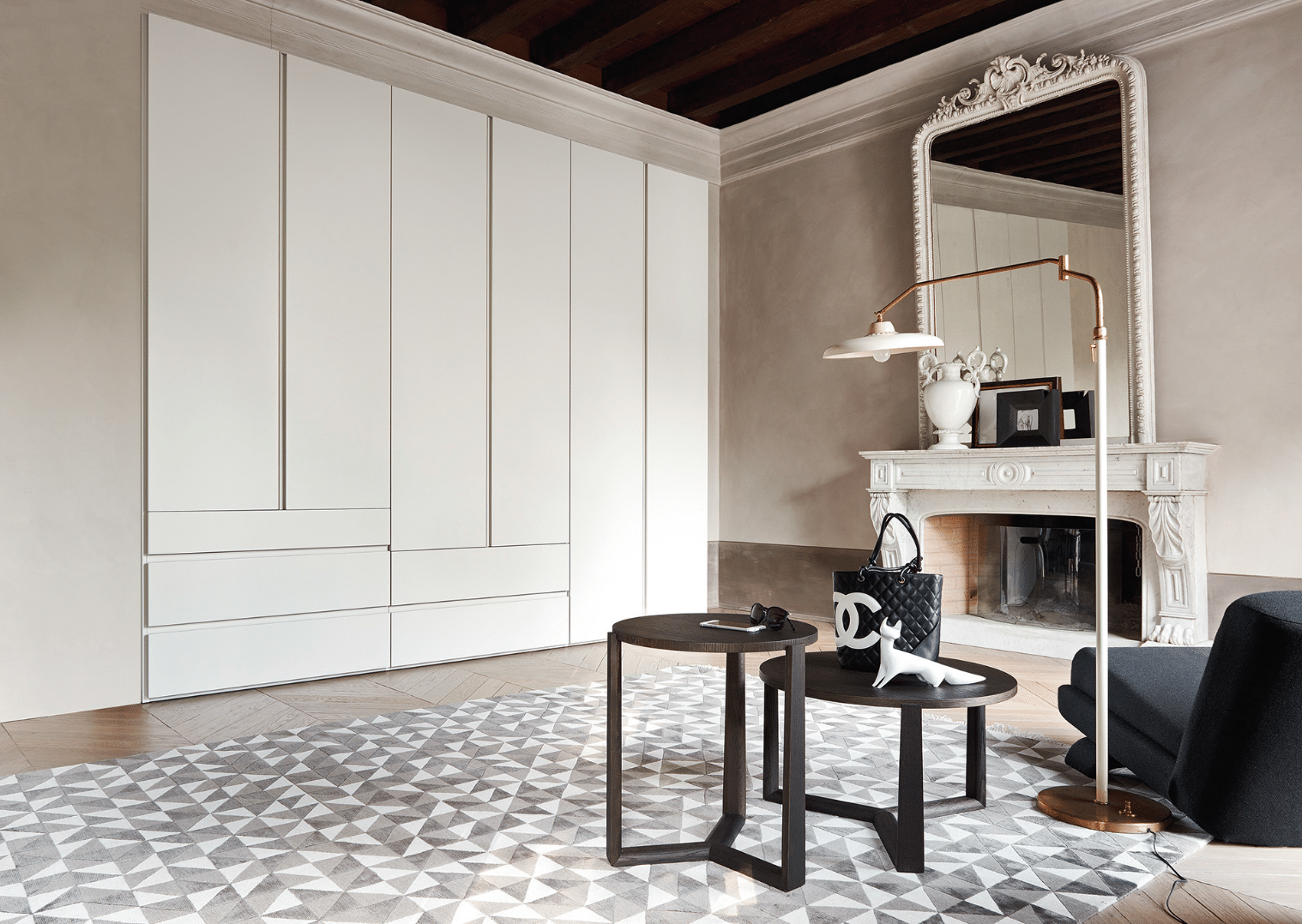 WOHNHAUS Grill & Ronacher zeigt einen eleganten Schrank mit weißen Türen von San Giacomo.