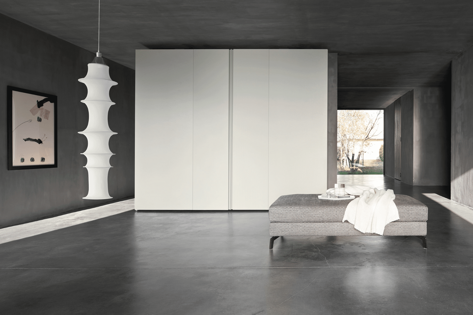 WOHNHAUS Grill & Ronacher zeigt einen eleganten Schrank mit Türen in weiß von San Giacomo.