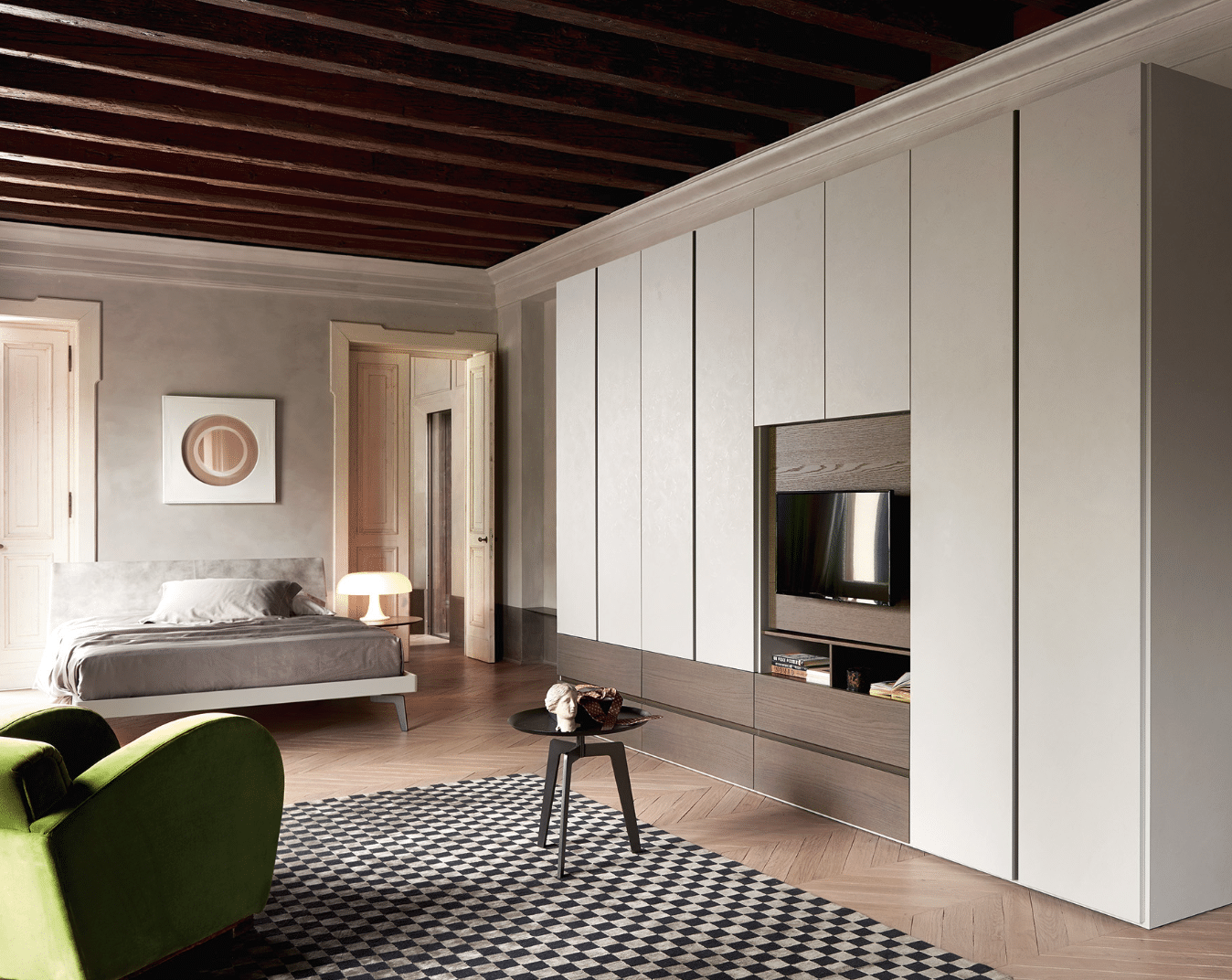 WOHNHAUS Grill & Ronacher zeigt ein Schlafzimmer mit einem eleganten Schrank mit hellen Türen von San Giacomo.