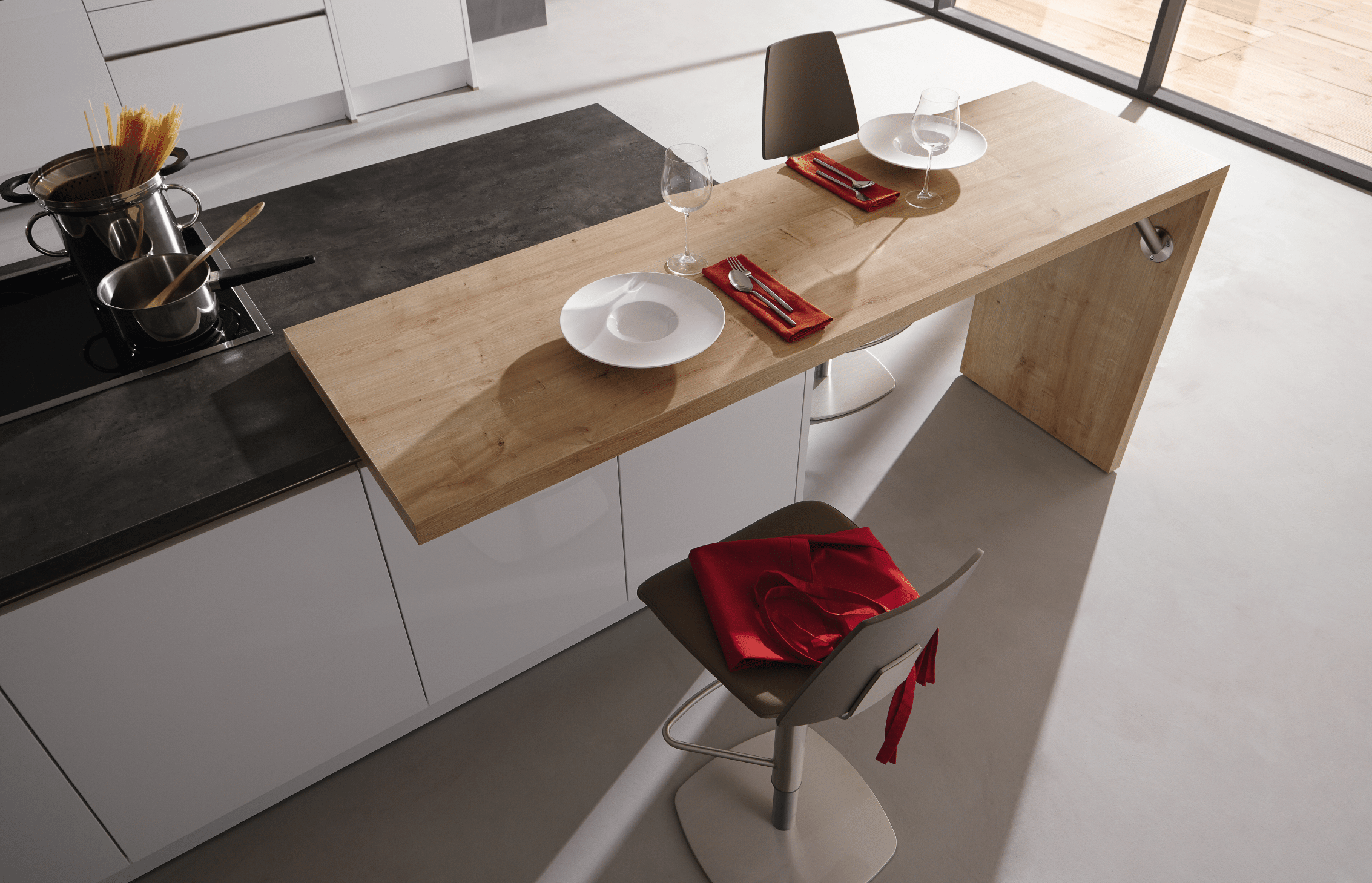 WOHNHAUS Grill & Ronacher zeigt eine Häcker Küche aus Holz, mit zwei Barhockern, die Fläche kann somit als Esstisch benutzt werden.