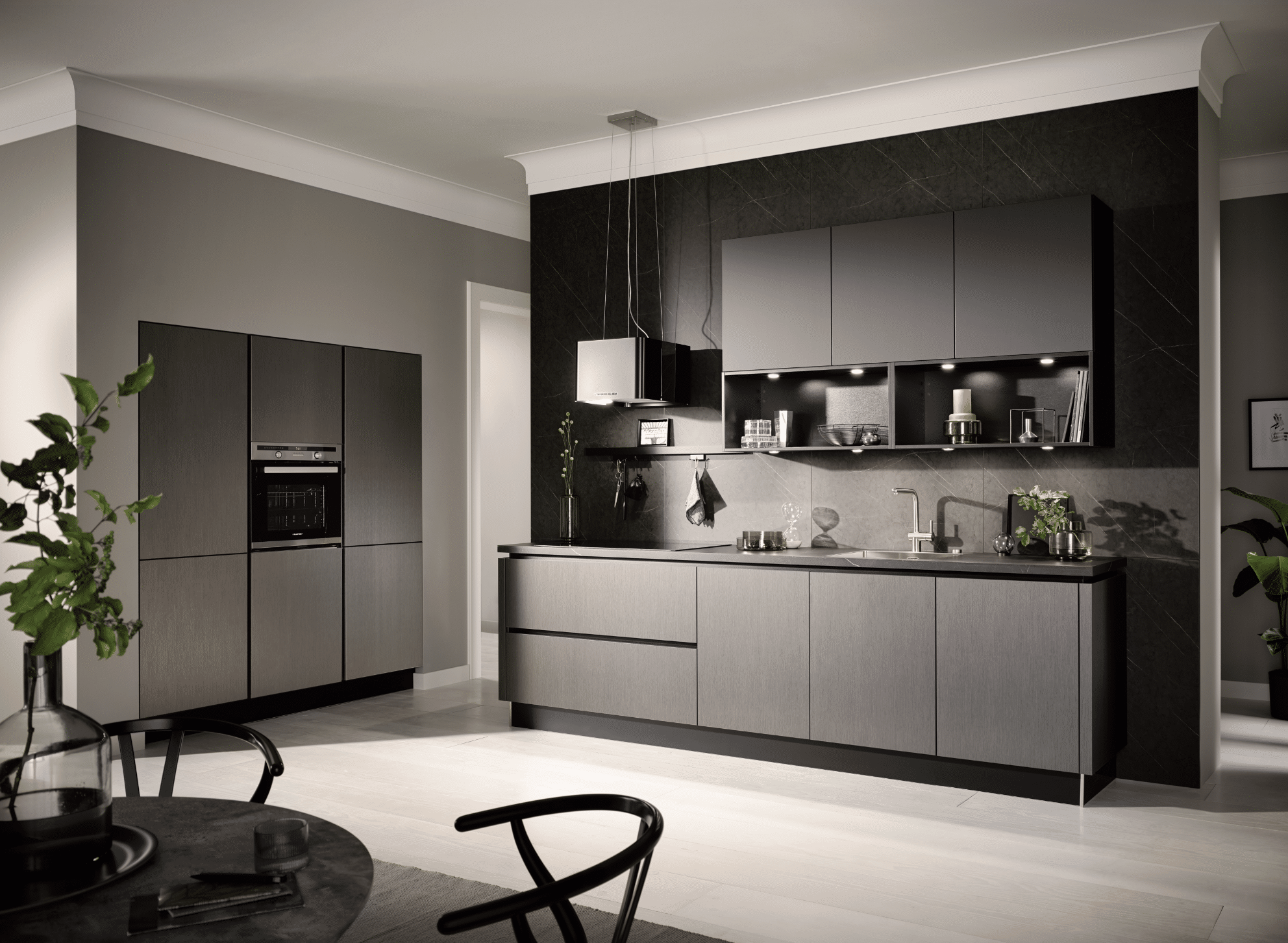 WOHNHAUS Grill und Ronacher zeigt eine dunkelgraue moderne Häcker Küche mit Wandschränken und ansprechender Dekoration.