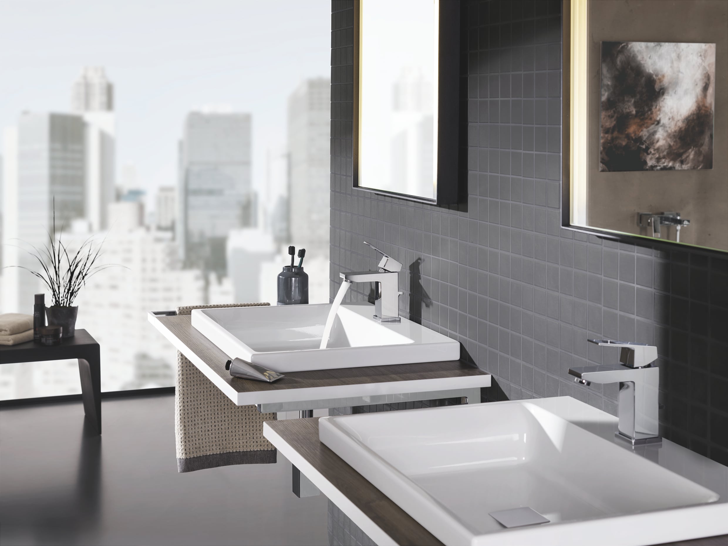 Badezimmer mit Doppelwaschtisch mit aufgesetzten Cube Keramik Waschbecken und Eurocube Armaturen von Grohe.
