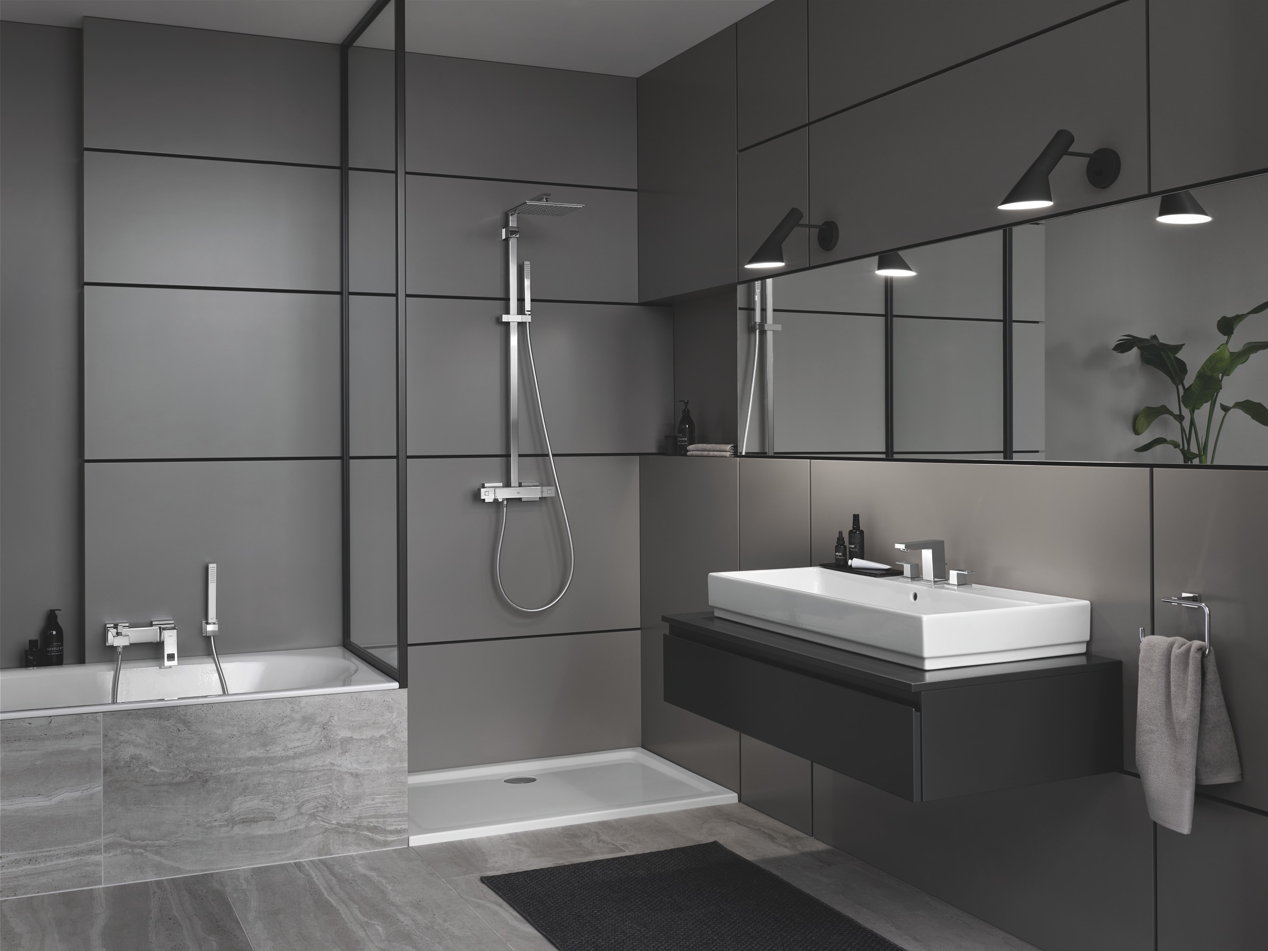 Grohe zeigt ein Badezimmer mit Eurocube Armaturen, Euphoria Duschsystem, sowie Cube Keramik Waschbecken.