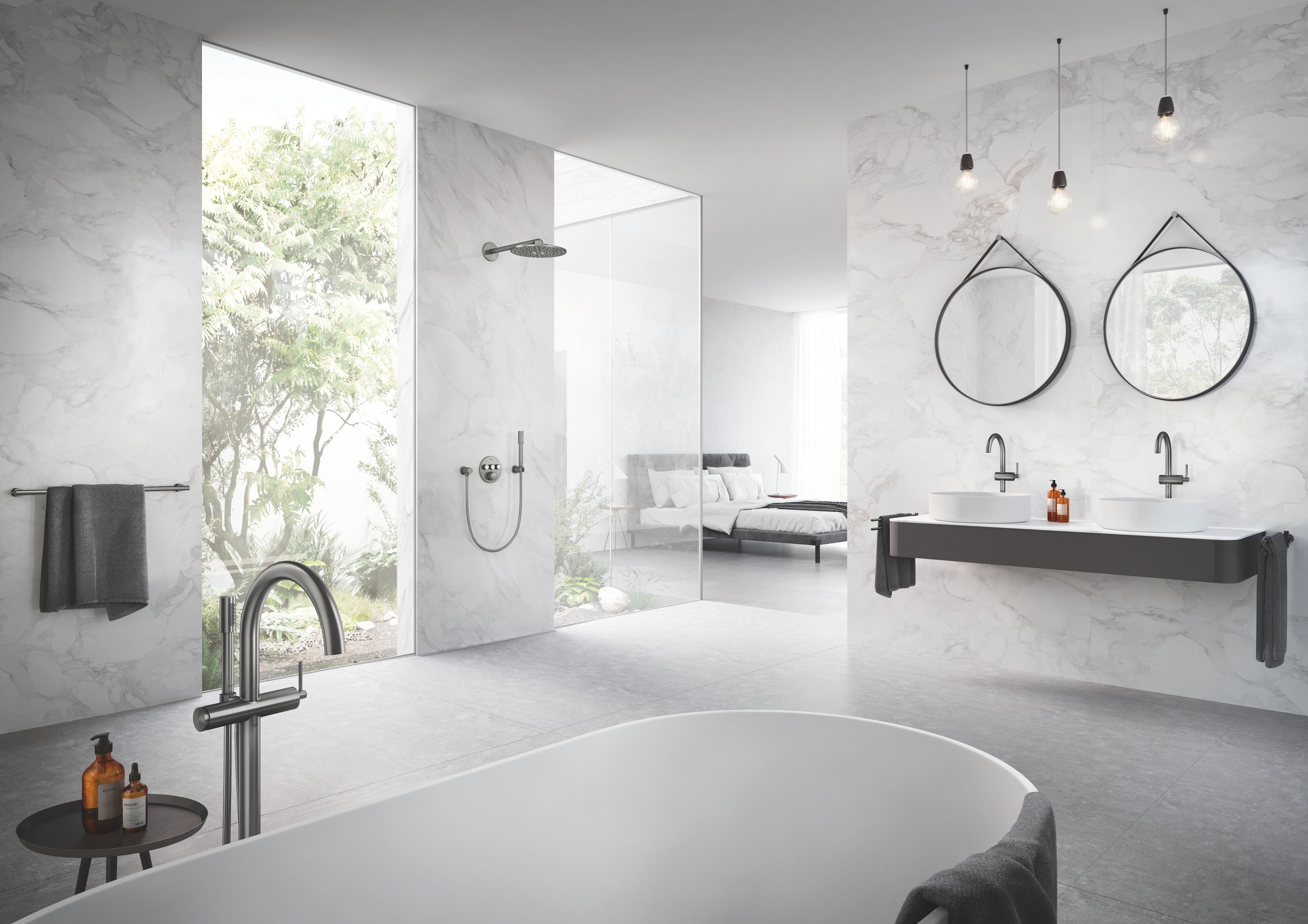 Grohe zeigt ein Badezimmer mit Waschtisch und Wanne mit Atrio Smart Control Armaturen, sowie einer Smart Control Rainshower Active Dusche.