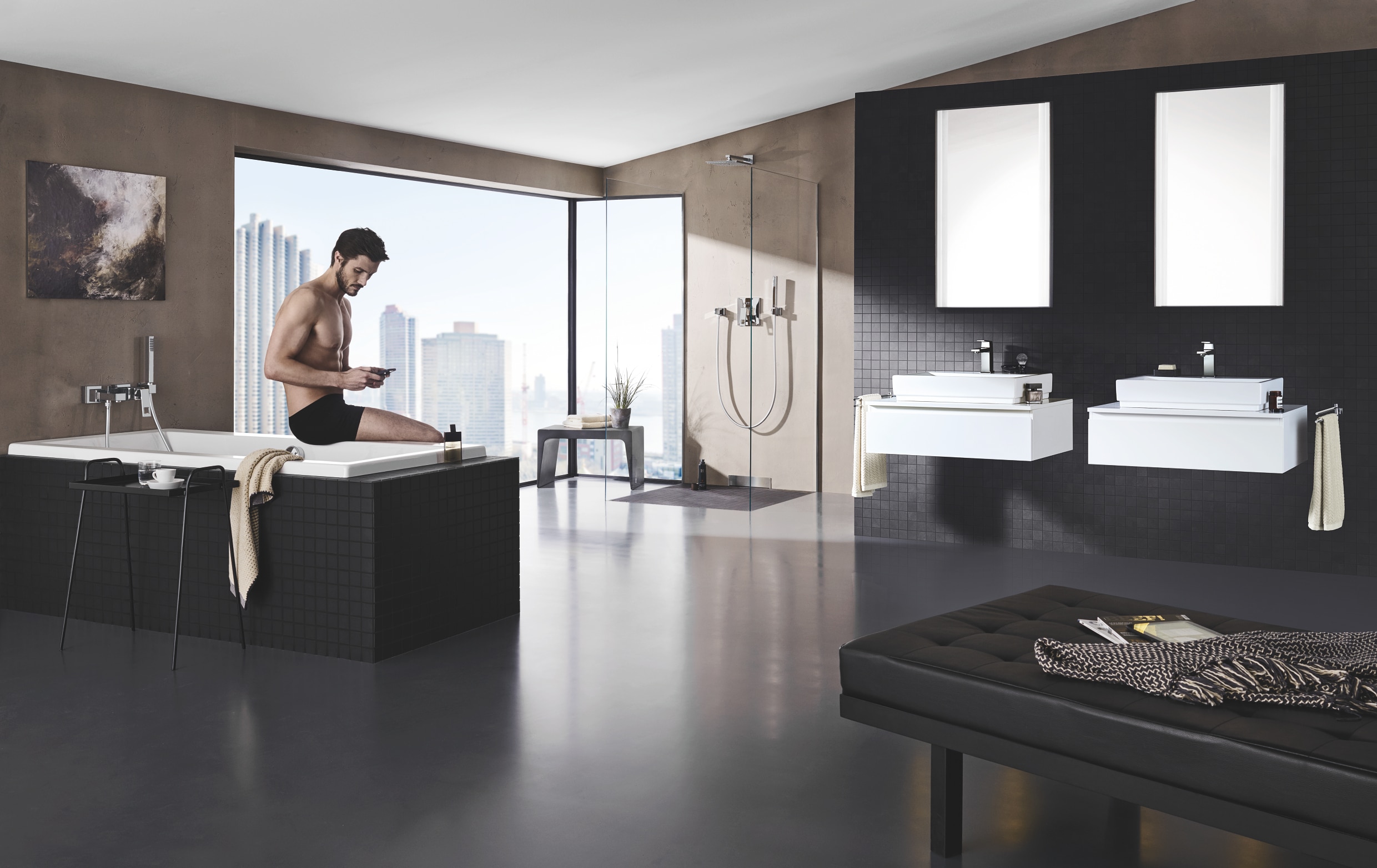 Grohe zeigt ein großzügiges Badezimmer mit Wanne, Dusche, sowie Cube Keramik Waschtisch mit Eurocube Armaturen.