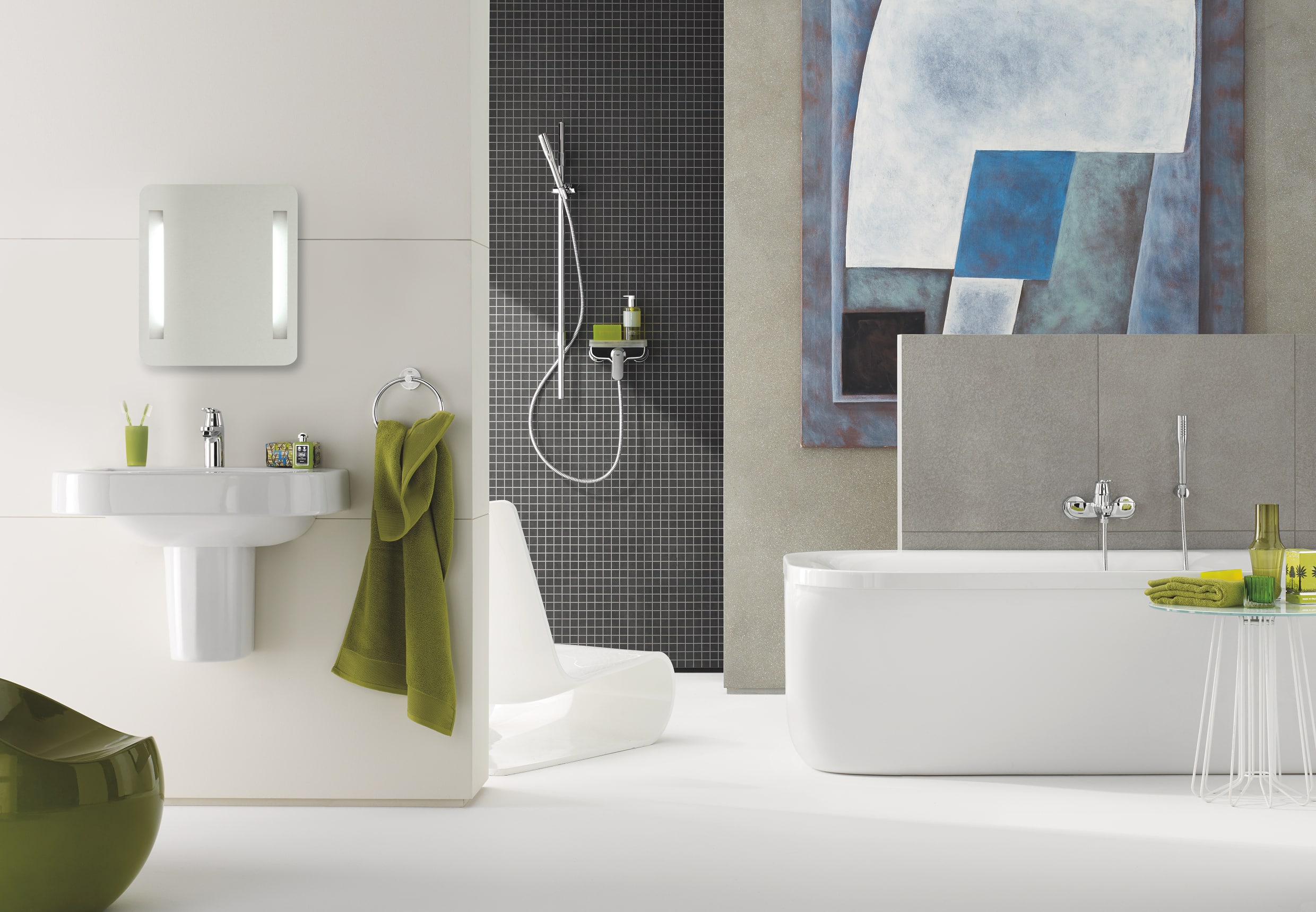 Grohe zeigt ein Badezimmer mit Waschtisch, Wanne und Dusche mit Eurosmart Cosmopolitan Armaturen und Essencial Accessoires.
