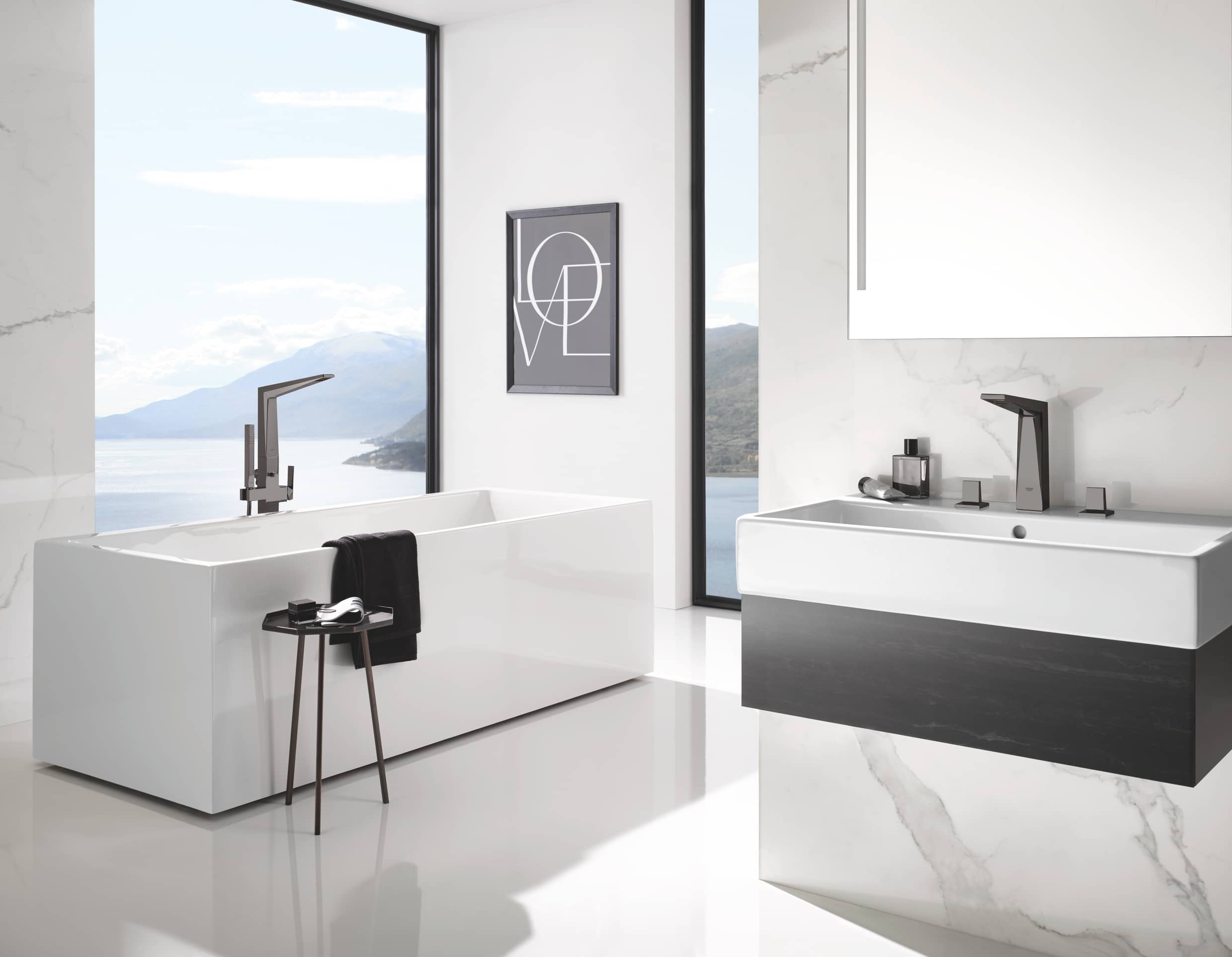 Grohe zeigt ein Badezimmer mit freistehender Wanne und formschönem Waschtisch mit Allure Brilliant Armaturen.