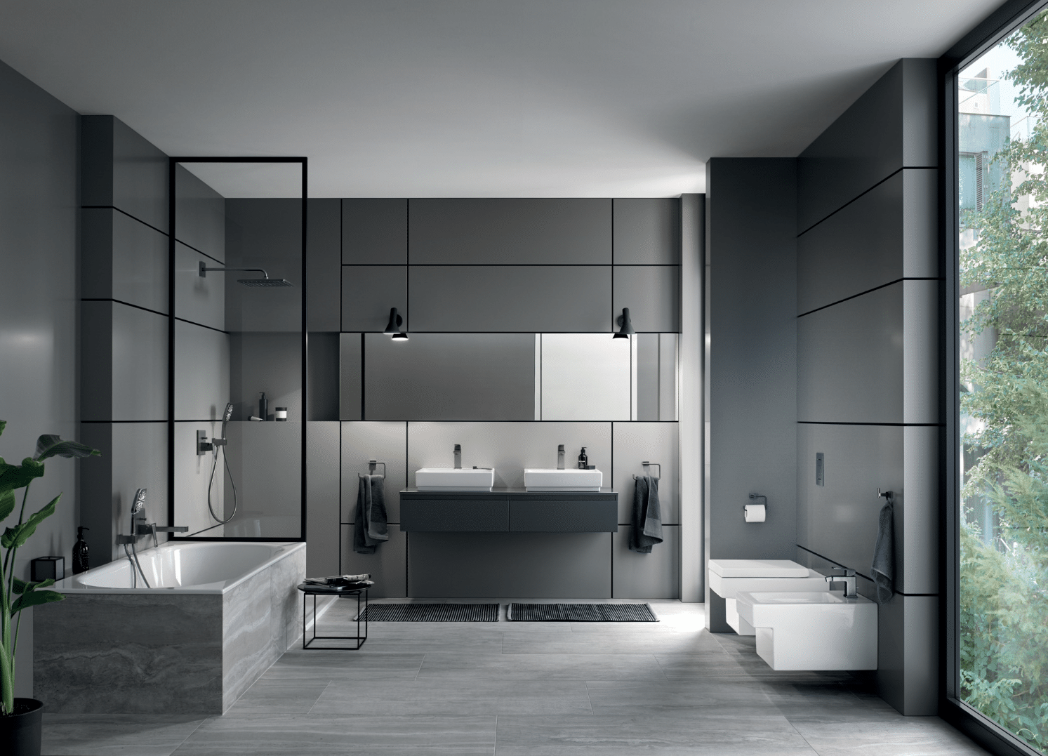 Grohe zeigt ein dunkelgraues Badezimmer mit Badewanne, Doppelwaschbecken, Toilette und einer großen Fensterfläche.