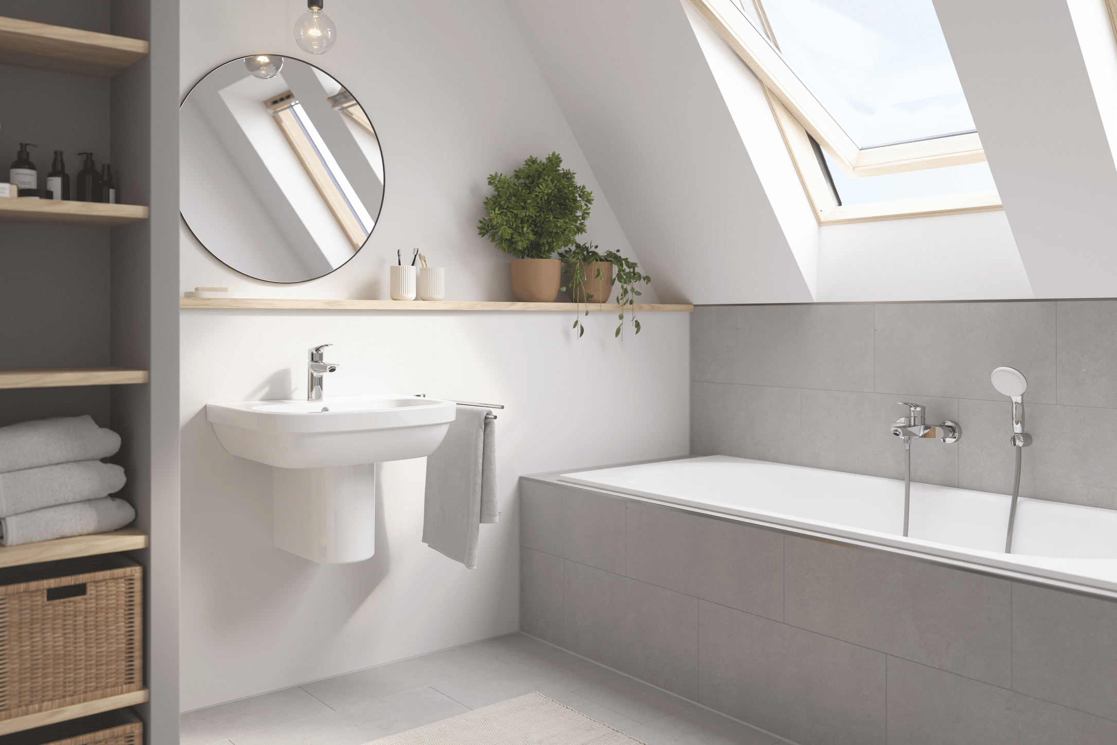 Grohe zeigt ein hellgrau gefliestes Bad mit Badewanne, Waschbecken, Spiegel und einem offenen Schrank für Handtücher.