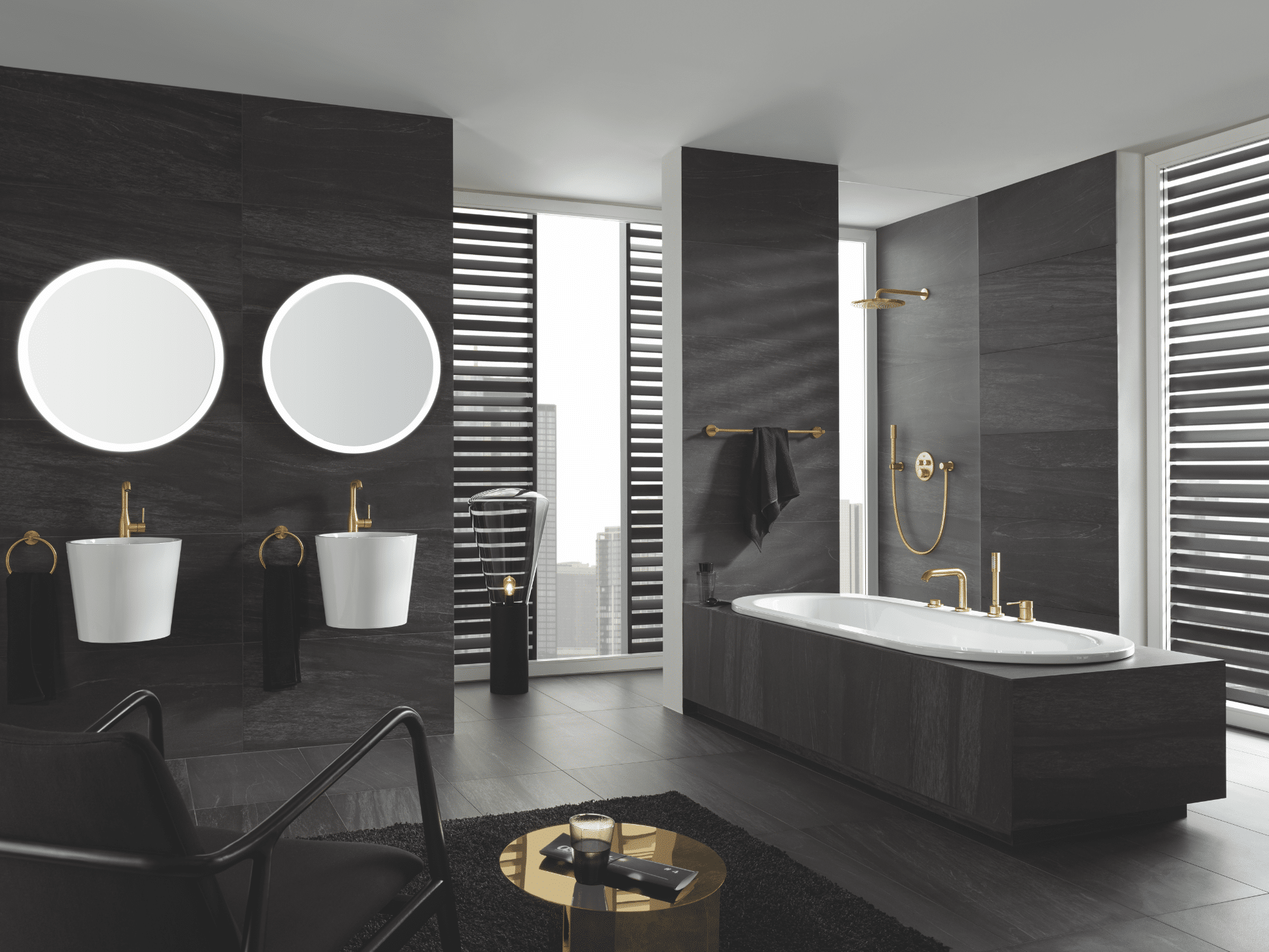 Grohe zeigt ein dunkelgraues Bad mit Badewanne, Doppelwaschbecken  mit zwei Spiegel und einer Vollverglasung, goldene Details.