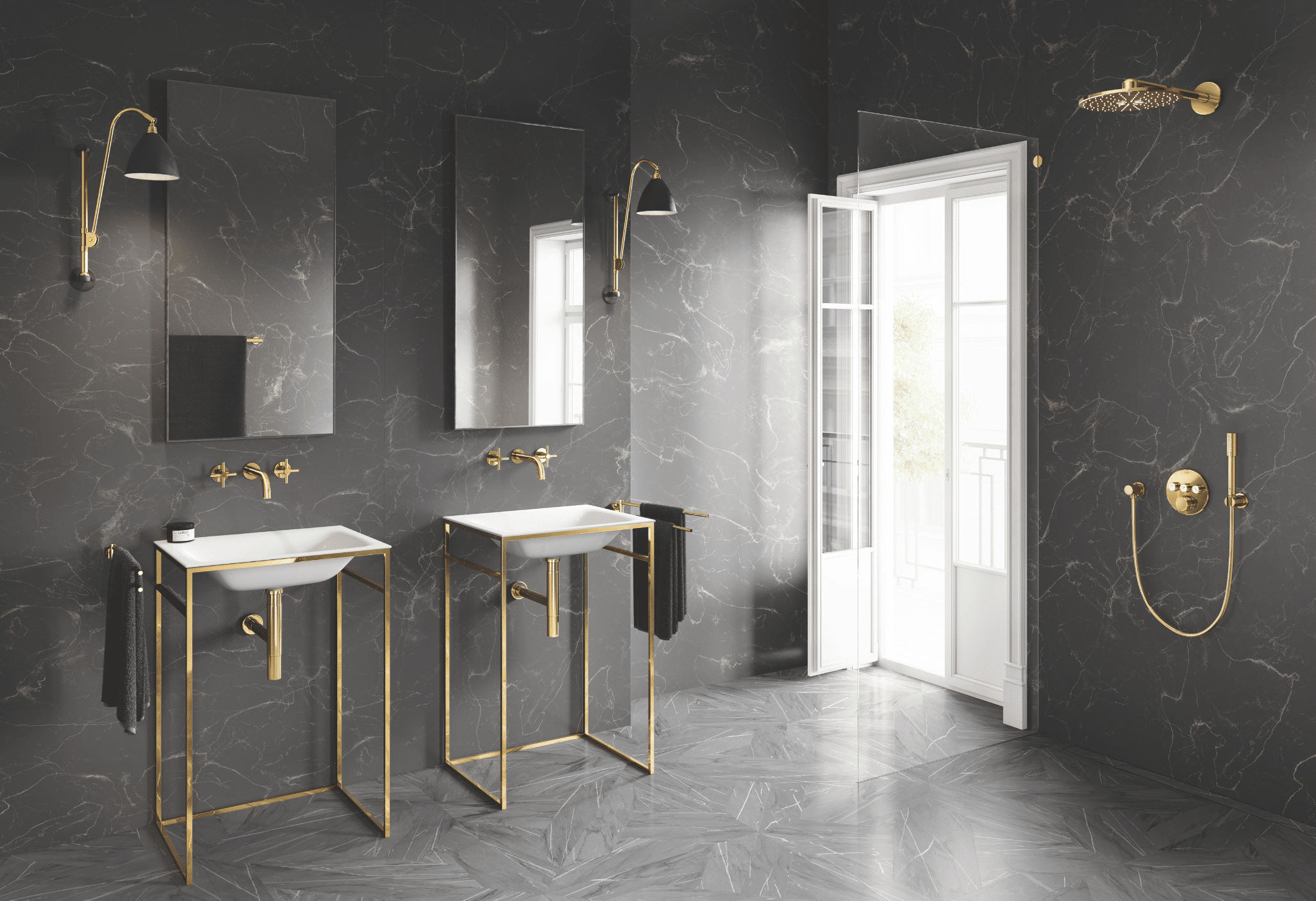 Grohe zeigt ein Badezimmer mit einer offenen Dusche, goldene Armaturen, Doppeltisch und Zugang auf Balkon.