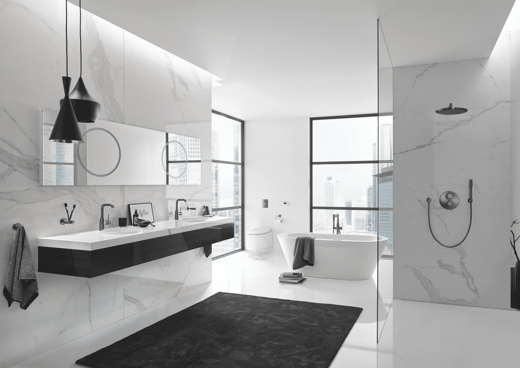 Grohe zeigt ein weißes Badezimmer mit Marmorwänden, Doppelwaschbecken und einer Walk-In Dusche, eine freistehende Badewanne und Verglasungen in den Wänden.