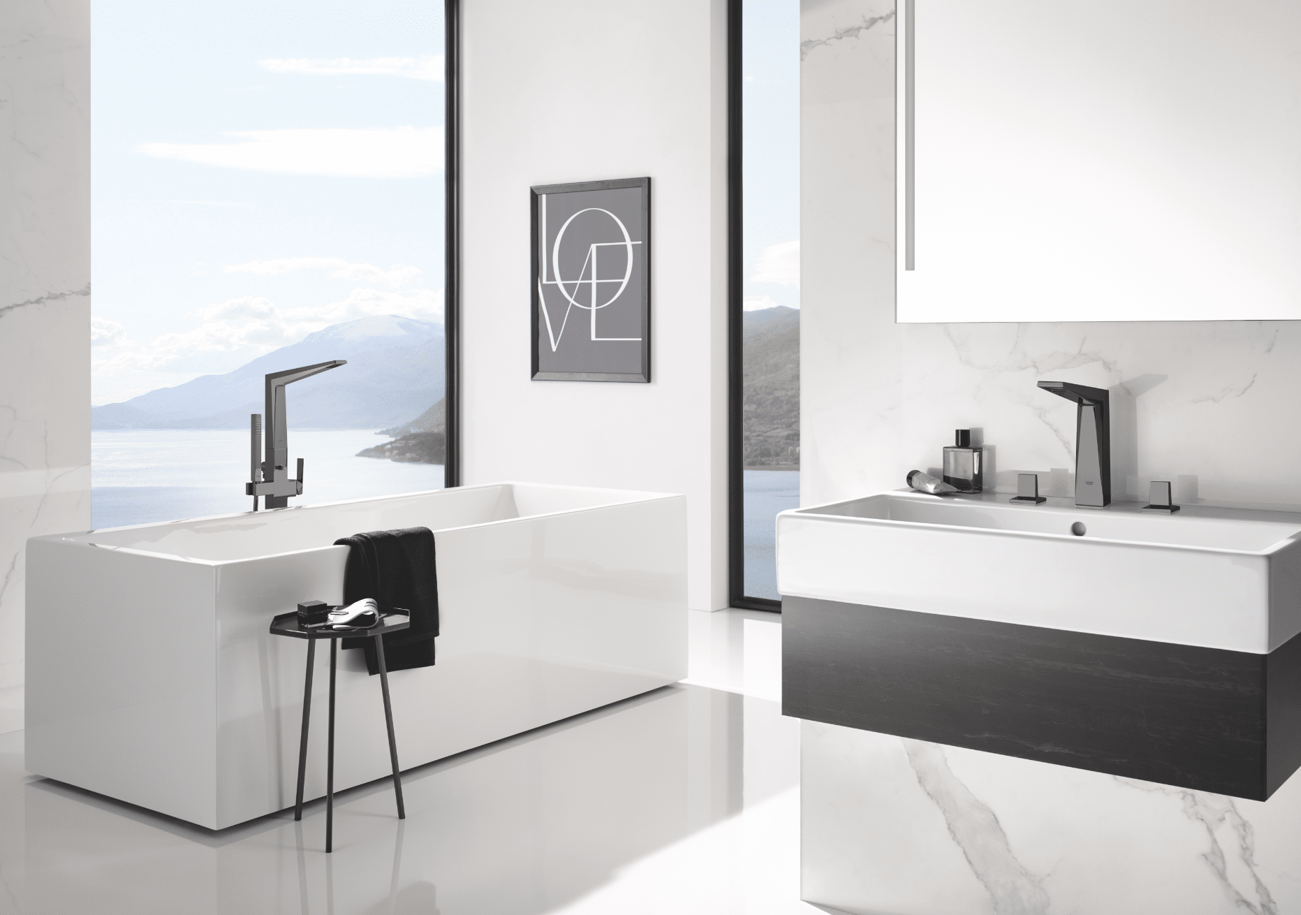 Grohe zeigt ein Badezimmer in weiß mit Waschbecken, Badewanne und Blick aufs Meer.