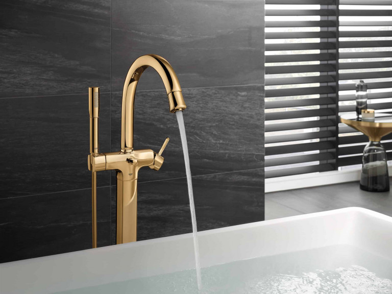 Badewannenarmatur in gold glänzend mit Stabbrause von Grohe.