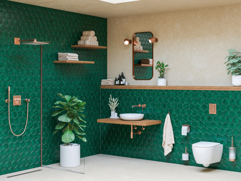 Extravagantes Badezimmer mit Armaturen in Bronze von Grohe mit barrierefreier eckiger Regendusche und schmaler Handdusche und Glastrennwand, weißem freistehendem Waschbecken mit Holz-Unterbau, Wand-WC und dunkelgrünen Fliesen in Wabenoptik.