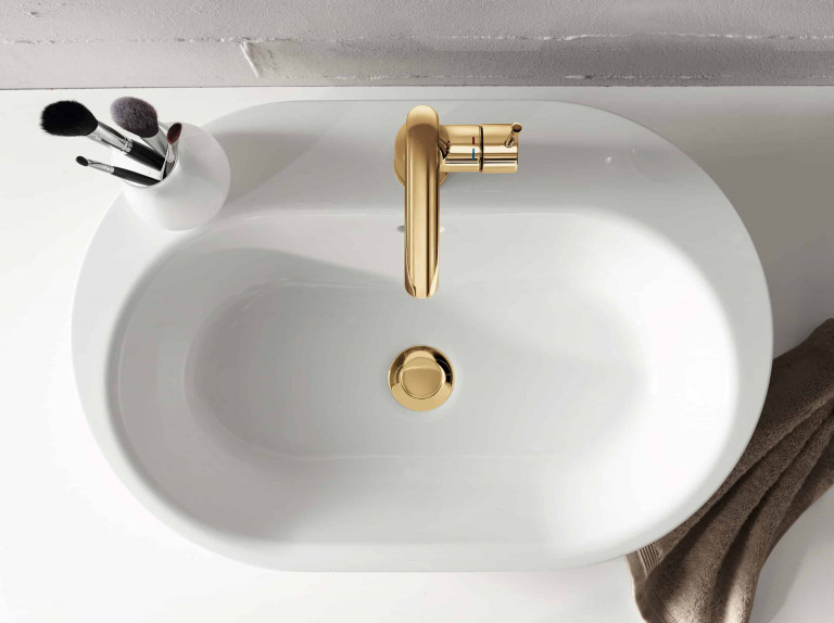 Waschtisch mit freistehendem Waschbecken und Armatur in Gold glänzend von Grohe.