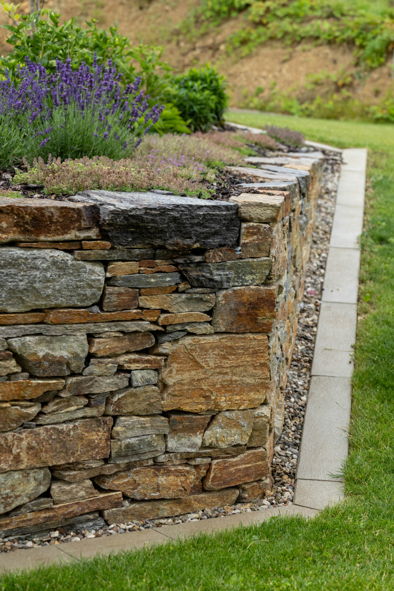 Steinmauer mit Beet aus Lavendel und Bodendeckern von Gartengestaltung Hablesreiter.