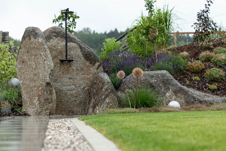 Steinschlichtung mit Außendusche von Gartengestaltung Hablesreiter.