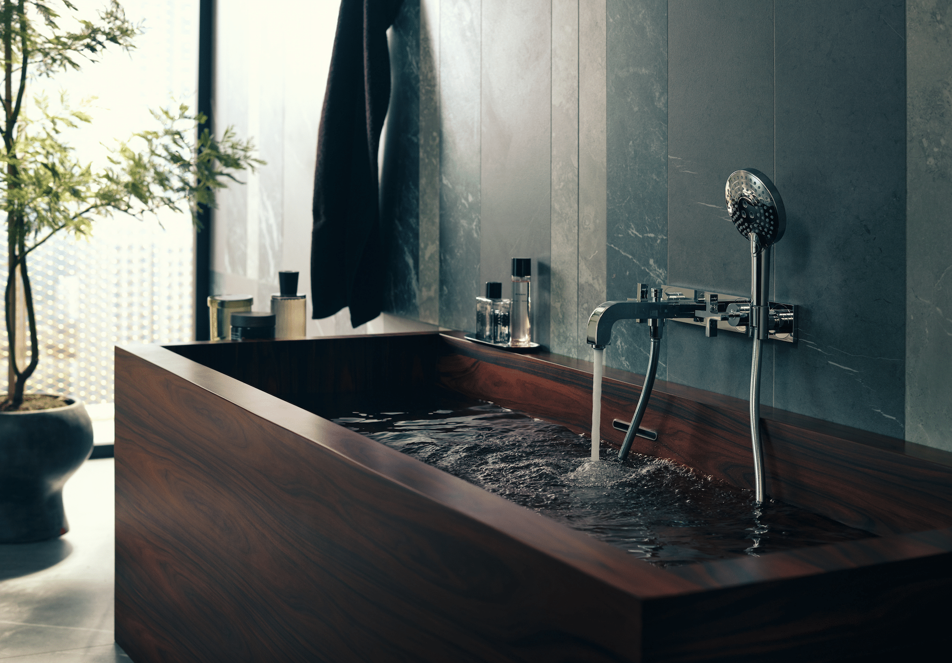 Hansgrohe präsentiert eine sehr edle Badewanne in Holzoptik mit silberner Armatur mit direktem Blick auf die Stadt.