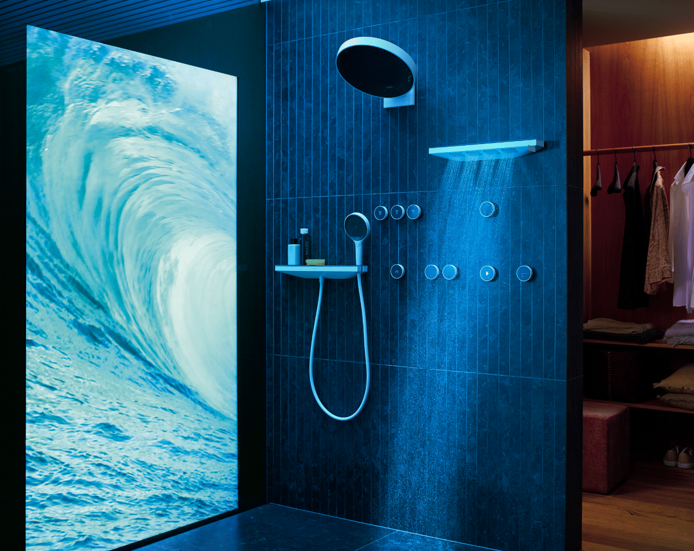 Hansgrohe präsentiert ein beleuchtetes Badezimmer mit Wanddusche und rundem Duschkopf, einer beleuchteten Duschwand in blau.