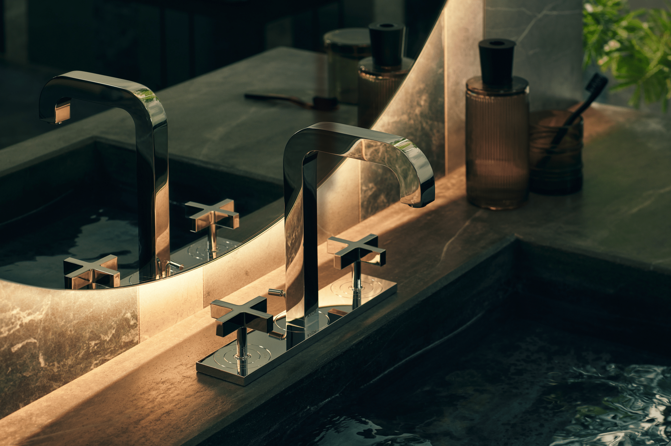 Hansgrohe zeigt eine Waschtischarmatur in silber mit zwei Kreuzreglern für warmes und kaltes Wasser.