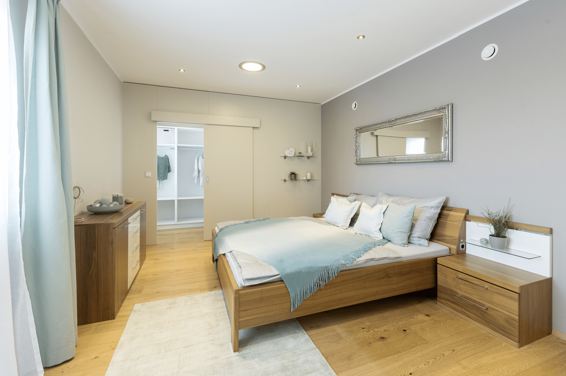 HARTL HAUS zeigt ein schönes Schlafzimmer mit begehbarem Kleiderschrank.
