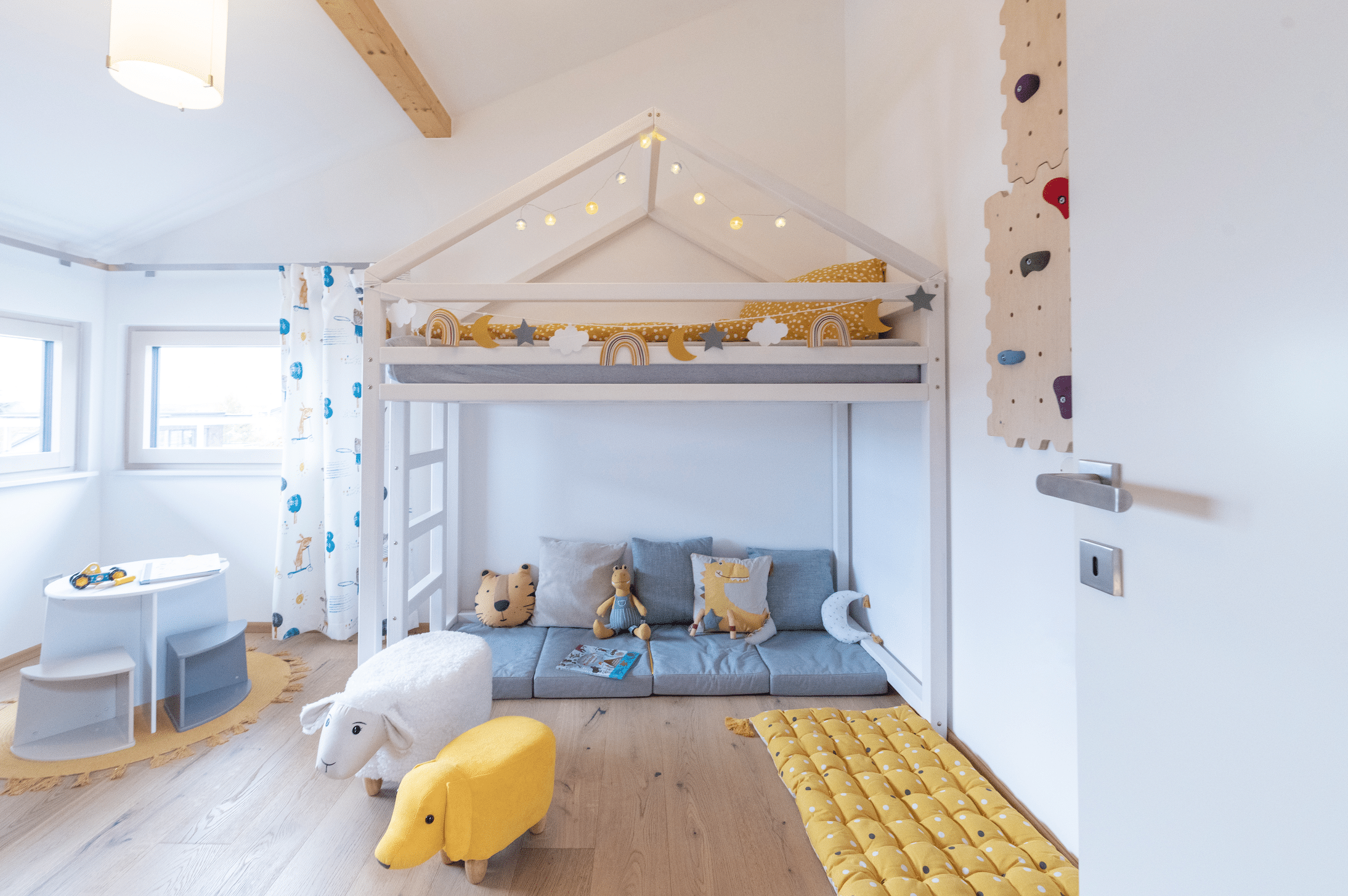 Hartl Haus zeigt ein liebevoll gestaltetes Kinderzimmer mit Stockbett in weiß, vielen Kuscheltieren und Spielzeug.