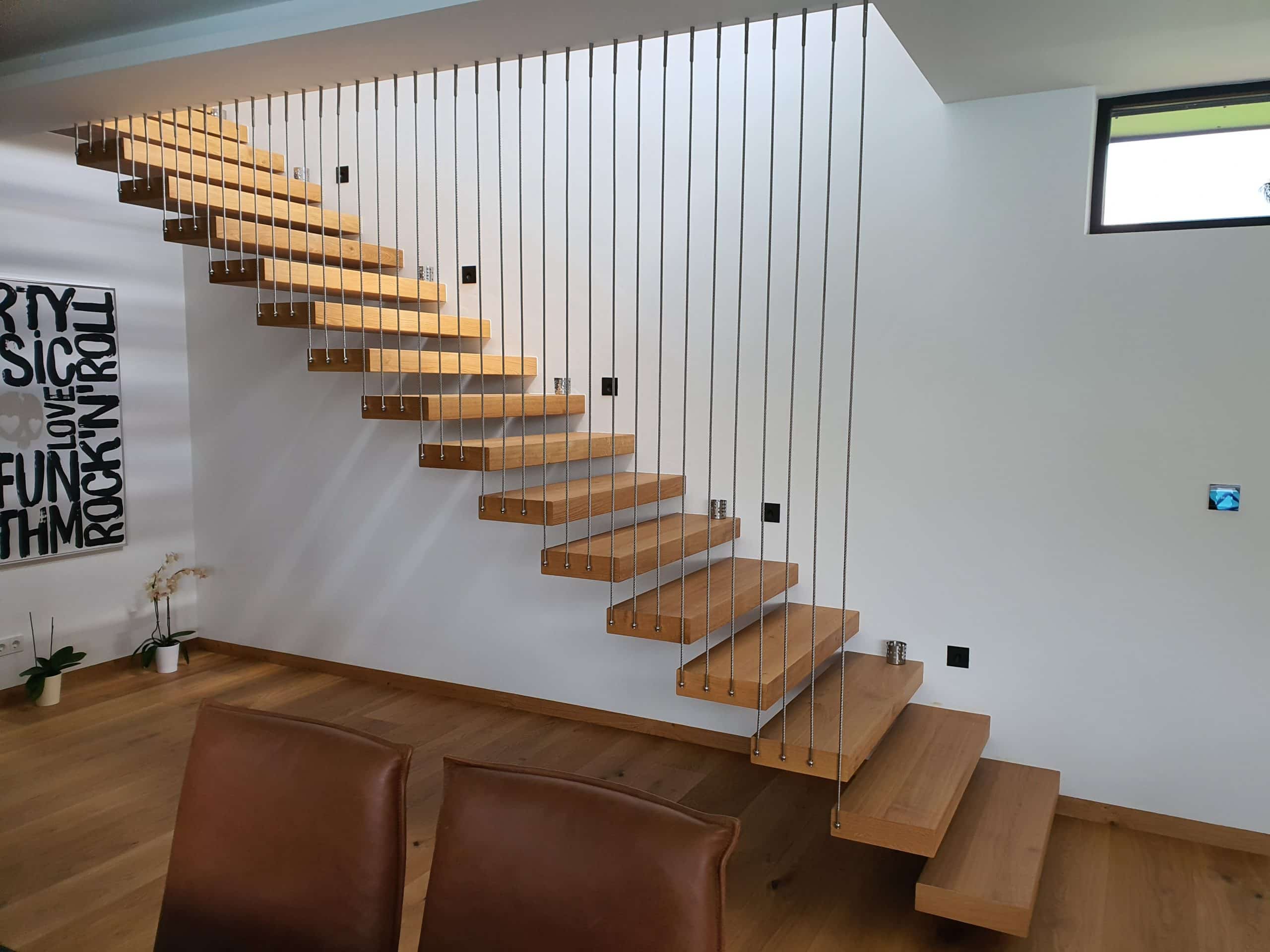 Hausjell zeigt eine Treppe aus Holz die auf Eisendrähten hängt vom Erdgeschoß in den ersten Stock.