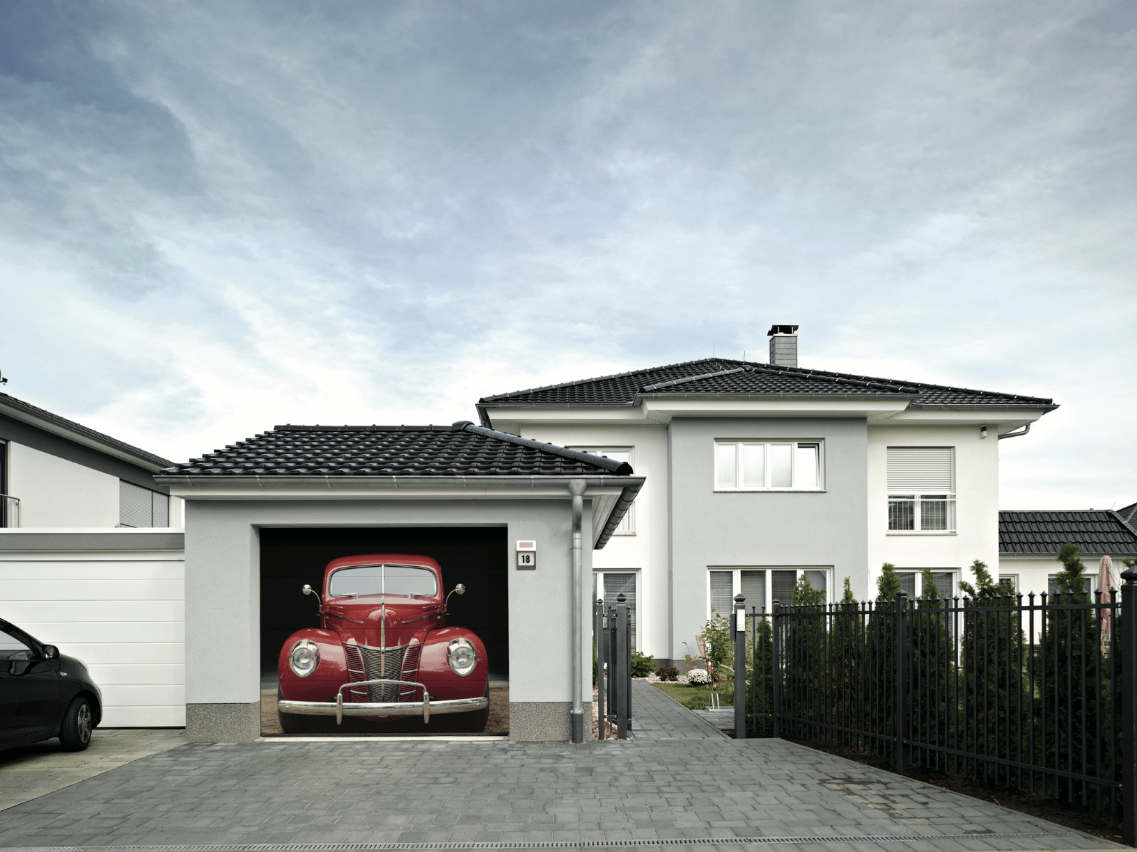 Einfamilienhaus mit individuell gestaltetem Garagentor von HÖRMANN.