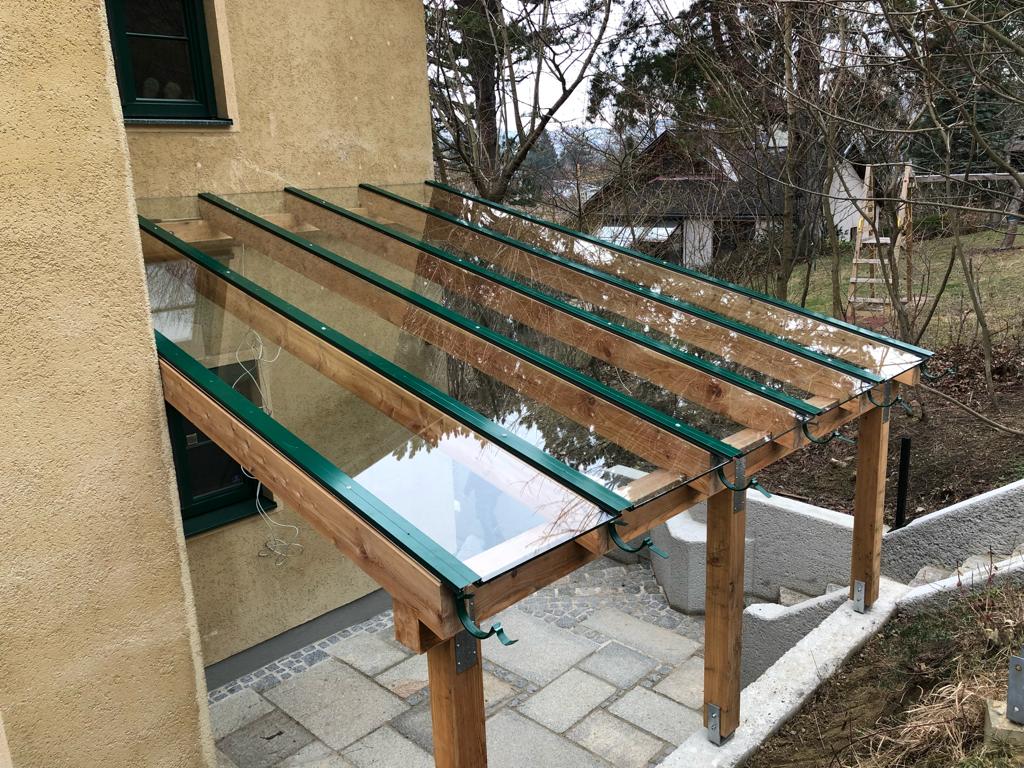 Terrassenüberdachung mit Sicherheitsglas von Glas Holzinger.