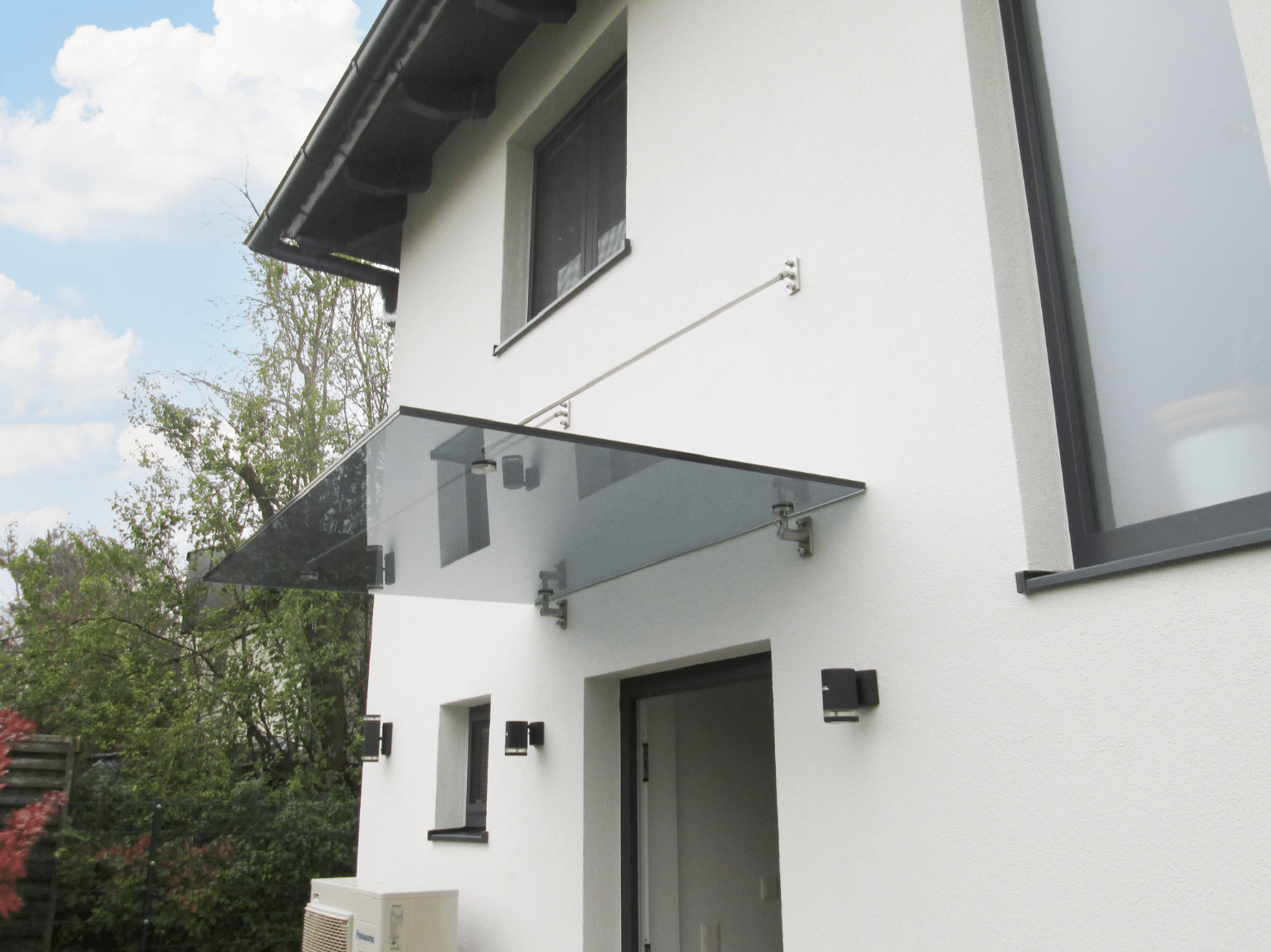 Einfamilienhaus mit Glasvordach von Glas Holzinger.