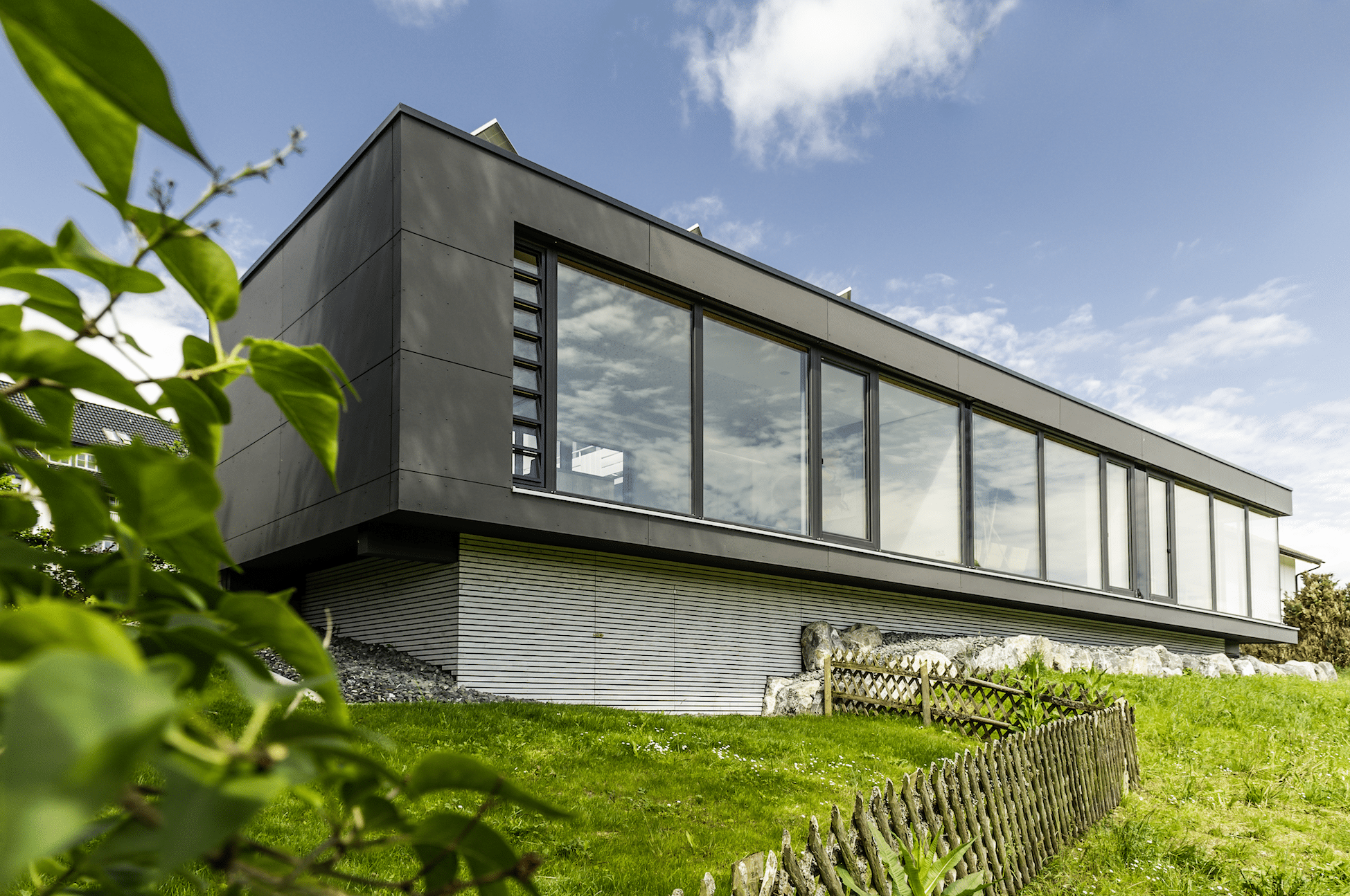 Modernes Wohnhaus mit Flachdach und Ganzglassystem von Internorm.