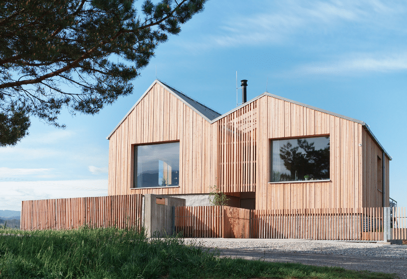 Internorm zeigt ein Architektenhaus mit hinterlüfteter Holzfassade und großen Fenstern.