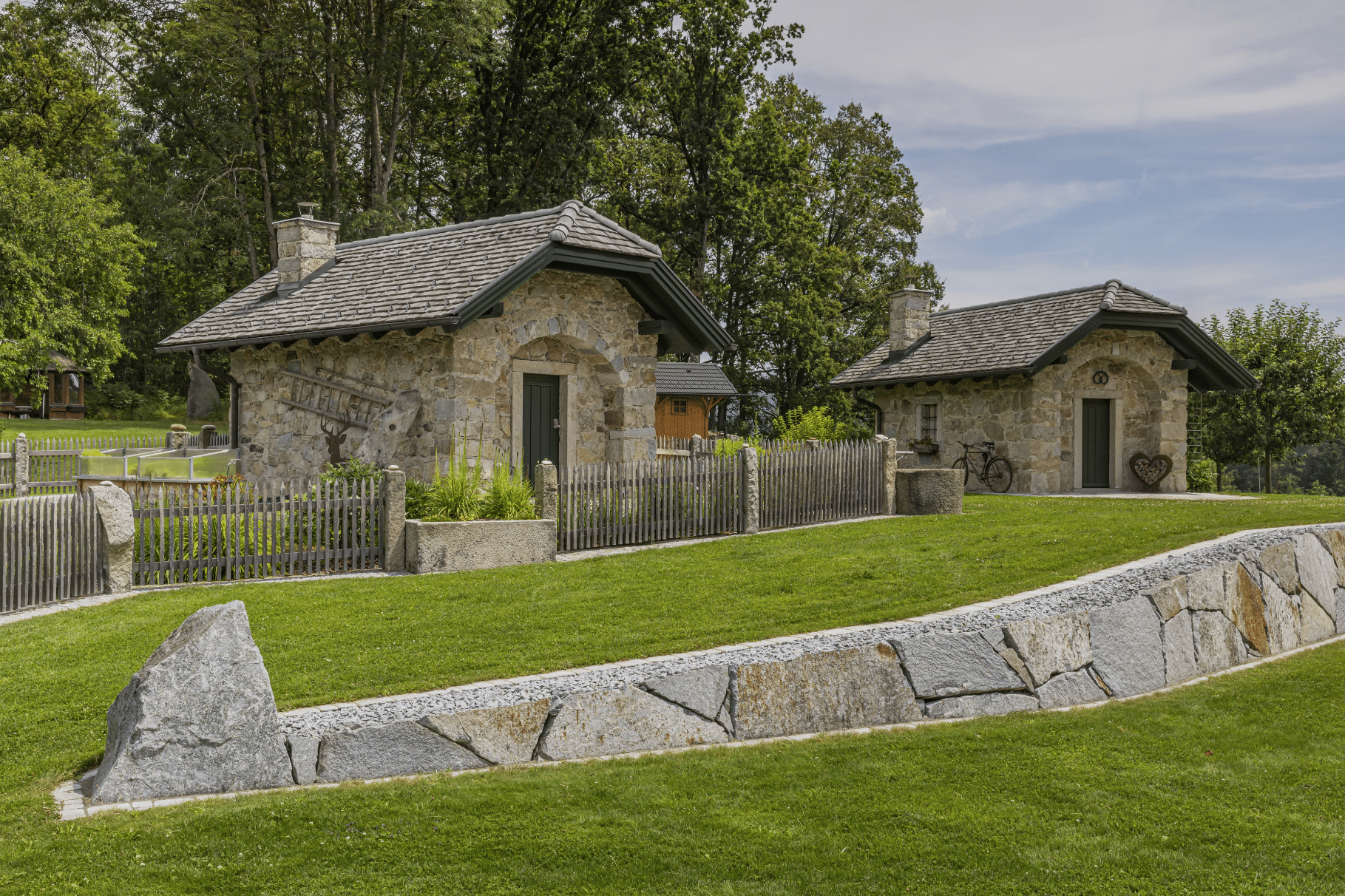 Siedlung mit hanggebauten Steinhäusern und eingezäuntem Gärten von Jahn Gewölbebau.