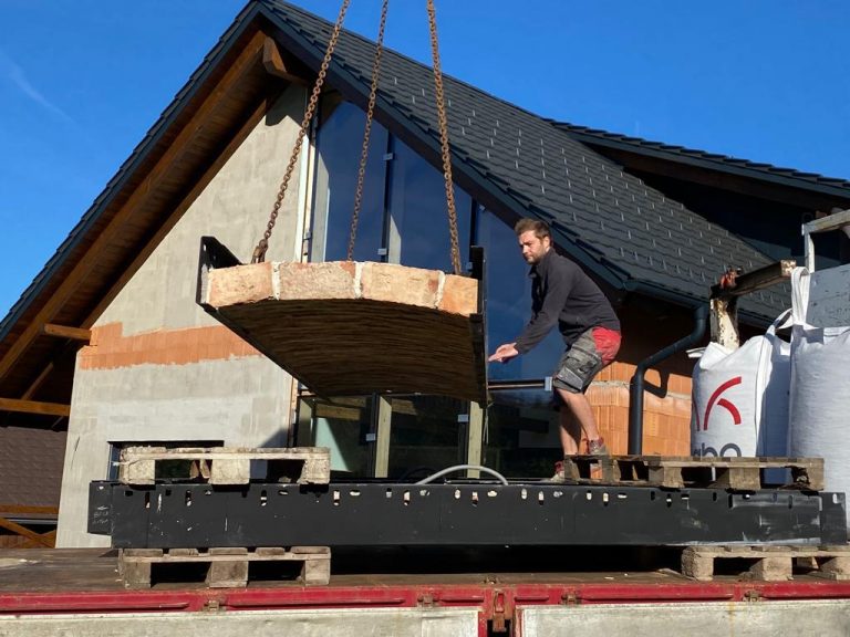 Schnelle Anlieferung mit dem Kran: Fertigteilgewölbe von Jahn Gewölbebau.