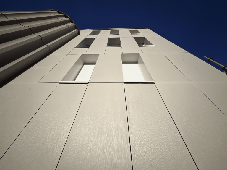 Bürogebäude mit James Hardie Fassadenplatten in Beige.