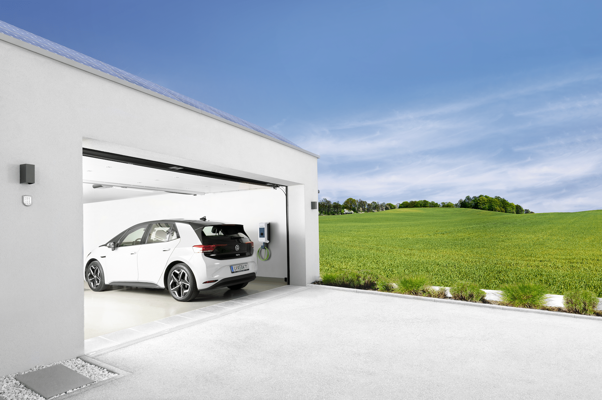 KEBA präsentiert praktische und sichere Wallbox-Lösungen für Elektroautos - wie diesen VW iq3 in einer modernen Garage.