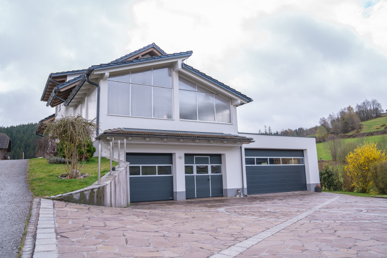 Einfamilienhaus mit Doppelgarage von B. Kern Baugesellschaft.