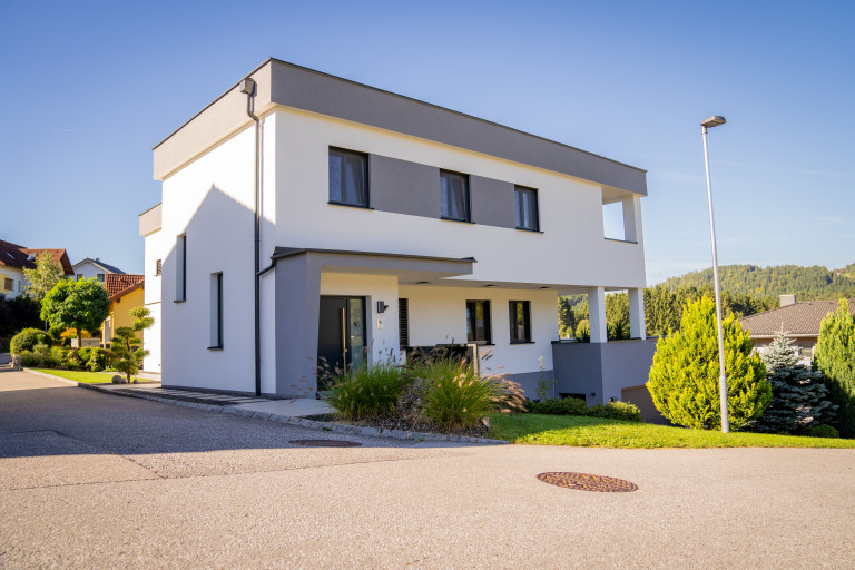 Kubisches Einfamilienhaus mit Flachdach und Balkon von B. Kern Baugesellschaft.