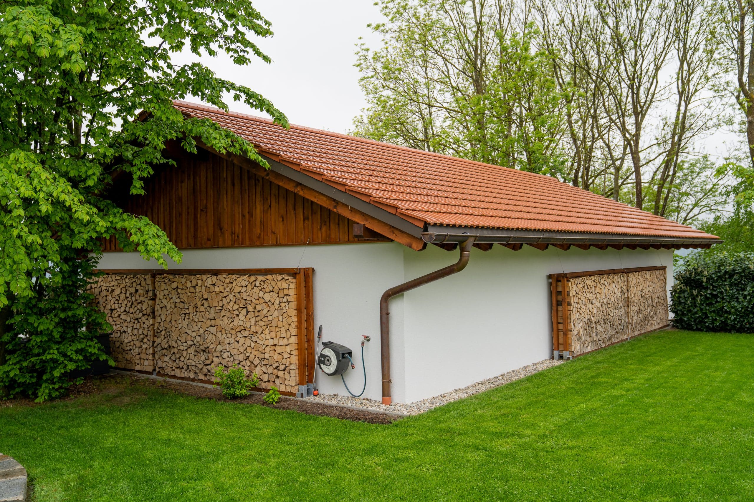 Großzügige Garage mit Holzlager von B. Kern Baugesellschaft.