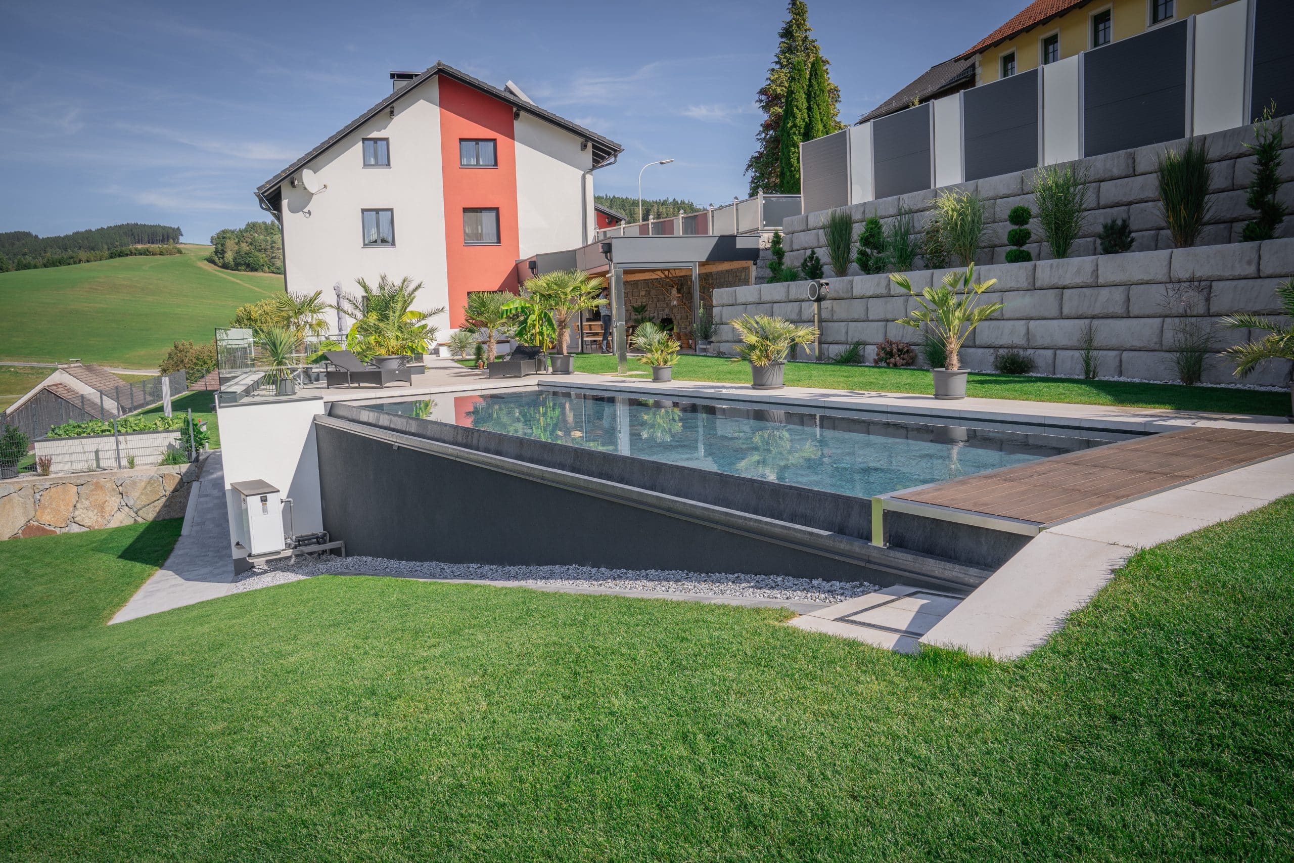 Einfamilienhaus mit Pool in Hanglage mit Sichtschutz von B. Kern Baugesellschaft.