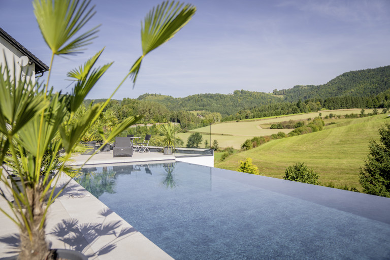 Infinitypool von B. Kern mit herrlichem Blick in die Landschaft.