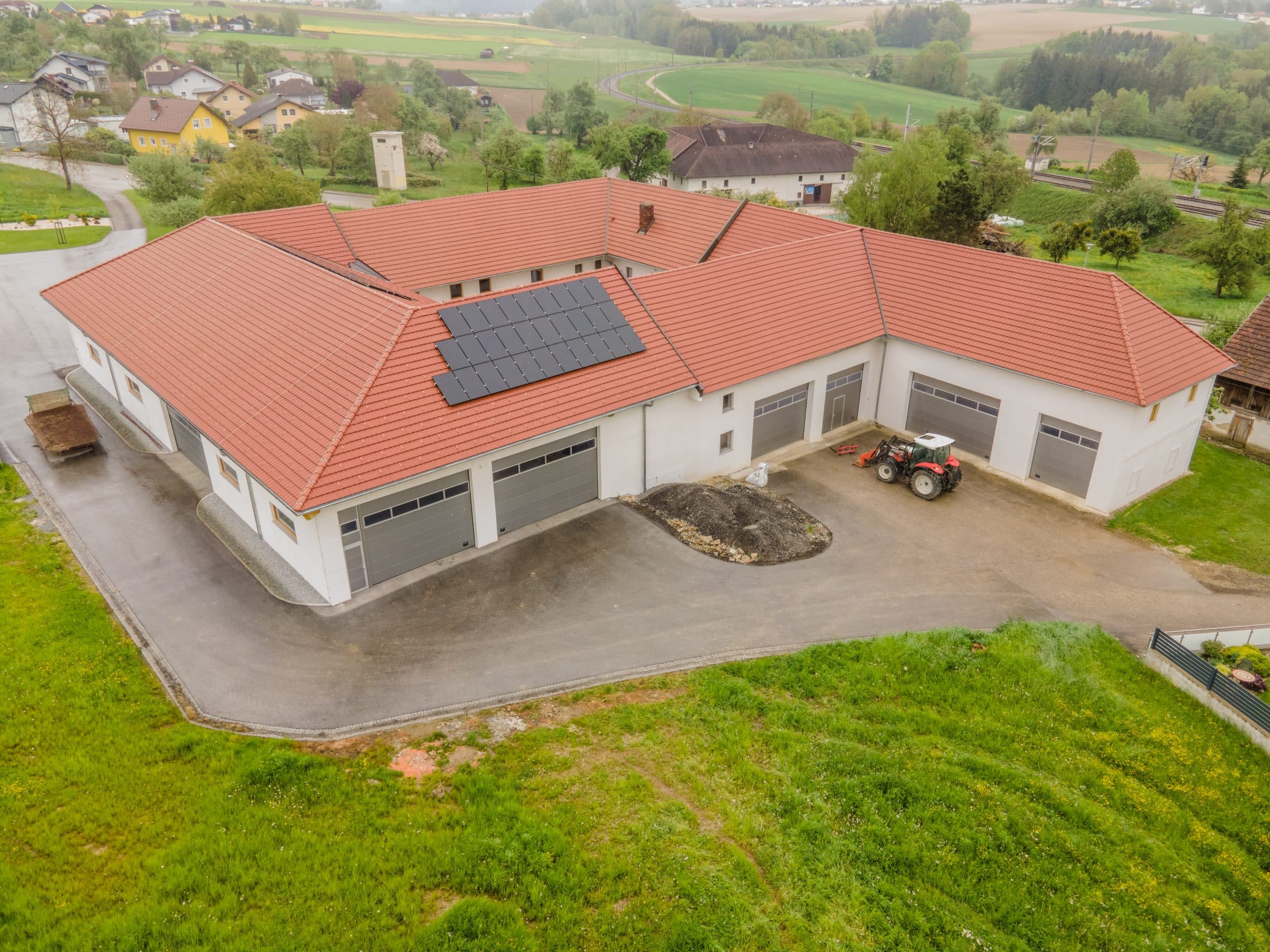 Vierkanthof mit Solarpanelen auf dem Dach von B. Kern Baugesellschaft.