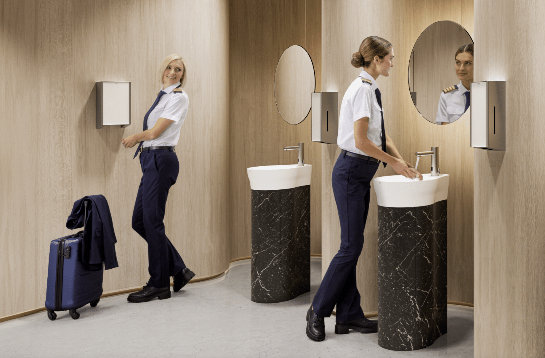 Sanitärraum am Flughafen mit Waschbecken, Seifenspendern und Handtuchspendern von KWC.