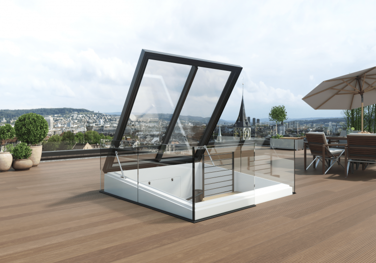 Lamilux zeigt eine Dachterrasse mit Holzboden und einem Dachausstieg mit Glaswänden, einer Wendeltreppe und großem Fenster mit schwarzem Rahmen.